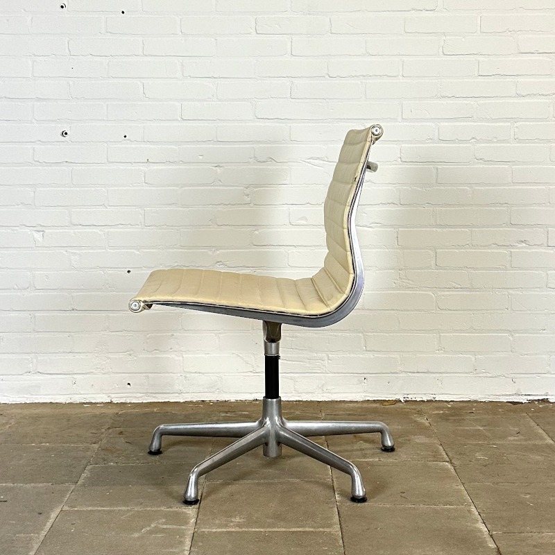 Herman Miller Ea 106 Draaibare Crème Leren Designstoel image 10