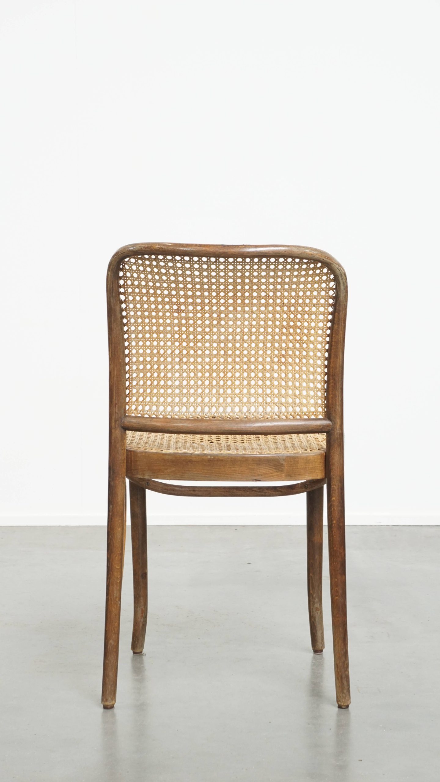 Tijdloos En Charmant Bistro Stoeltje In De Stijl Van Thonet Met Uniek Houten Frame image 5