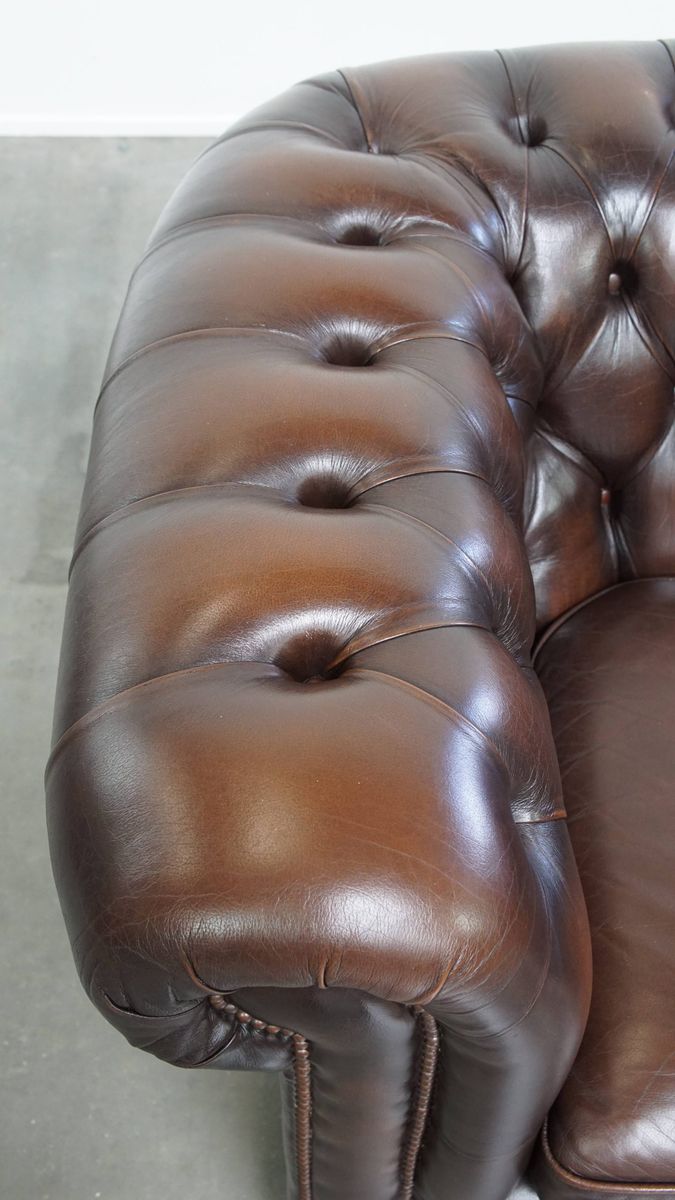 Imposante, Engelse Rundleren Chesterfield Fauteuil Met Een Comfortabele Zit En Een Diepe Donkere image 7