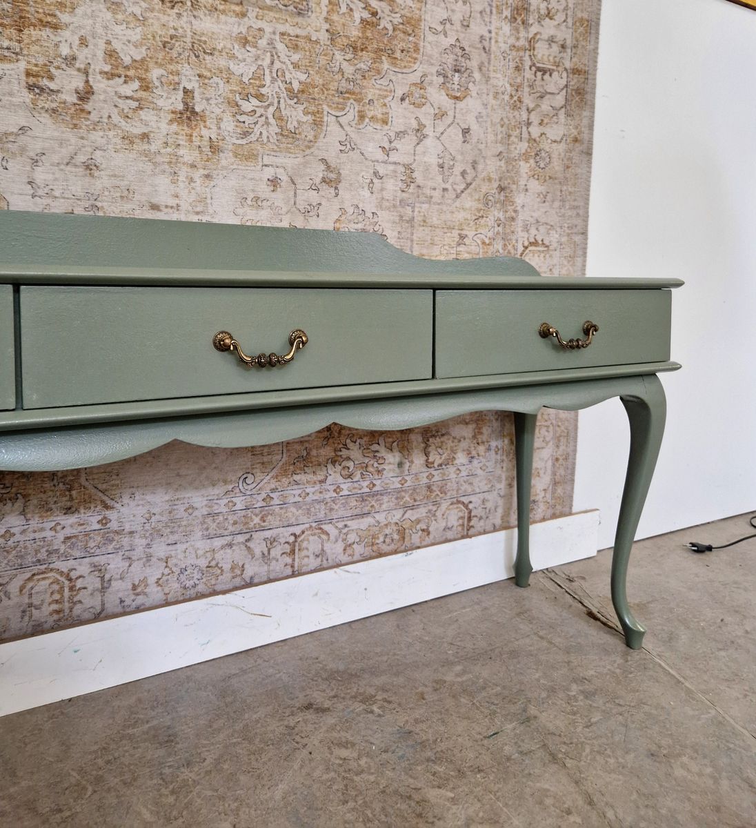 Queen Anne Vintage Dressoir In Groen/ Ladekast Met Drie Lades image 3