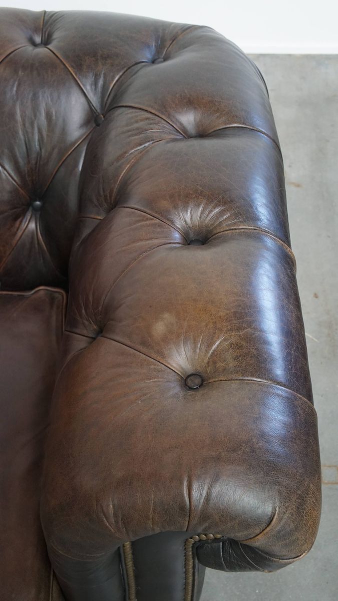 Luxe En Charmante Rundleren 3-zits Chesterfield Bank Op Wieltjes Met Een Onweerstaanbaar Karakter image 8