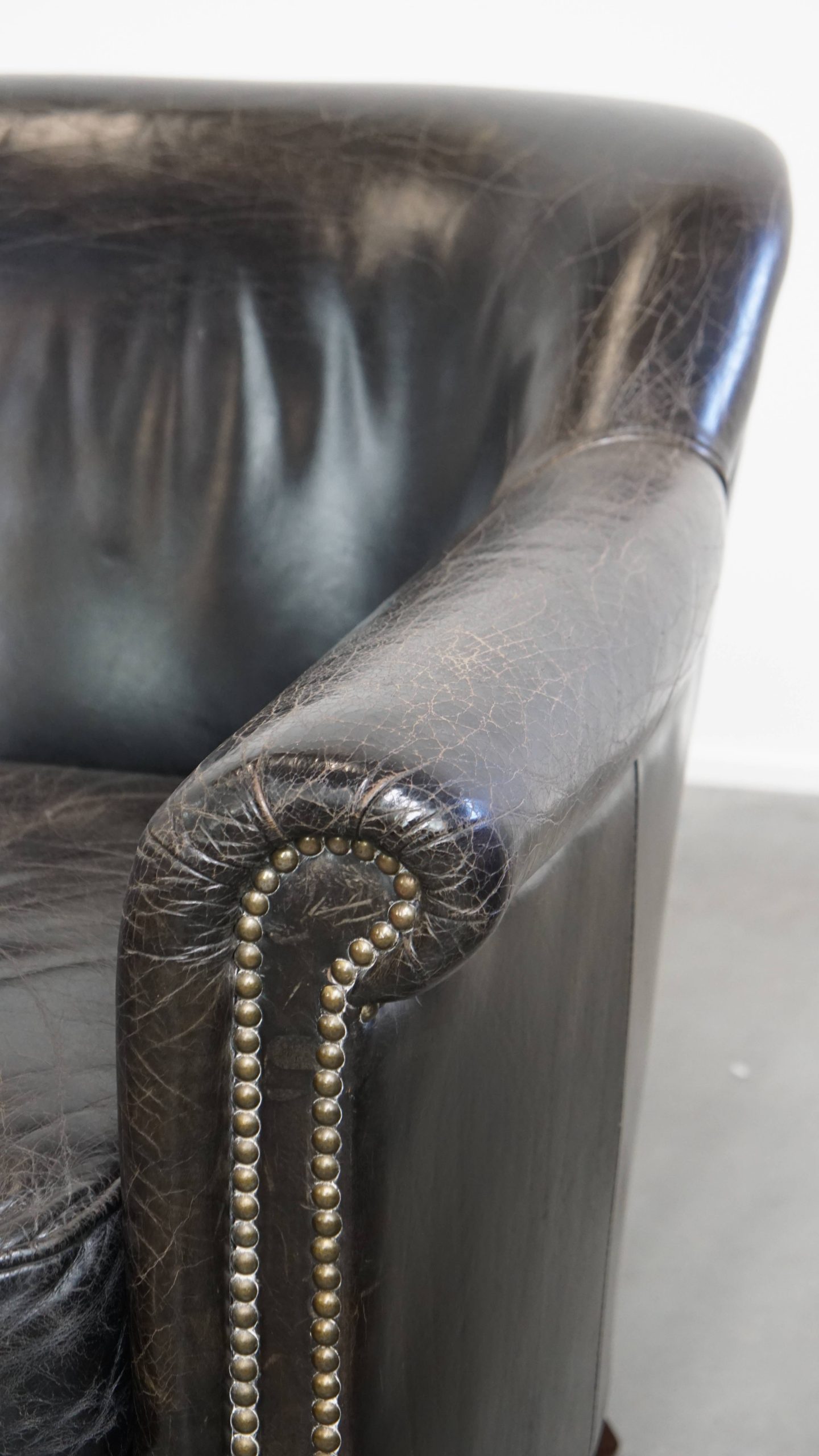 Leuke En Stoere Set Van 2 Zwarte, Generfde, Rundleren Armchairs Met Een Mooie Vormgeving image 12