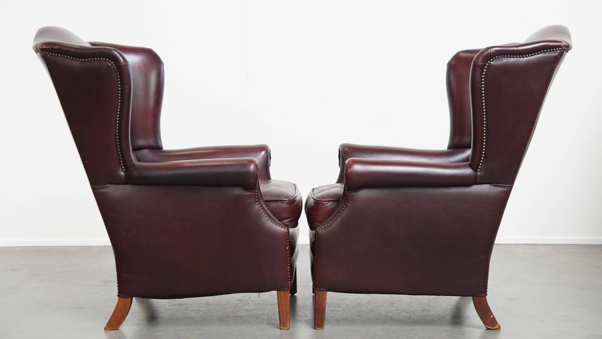 Set Van 2 Mooie En Comfortabele Bordeauxrode Rundleren Oorfauteuils In Engelse Stijl image 1
