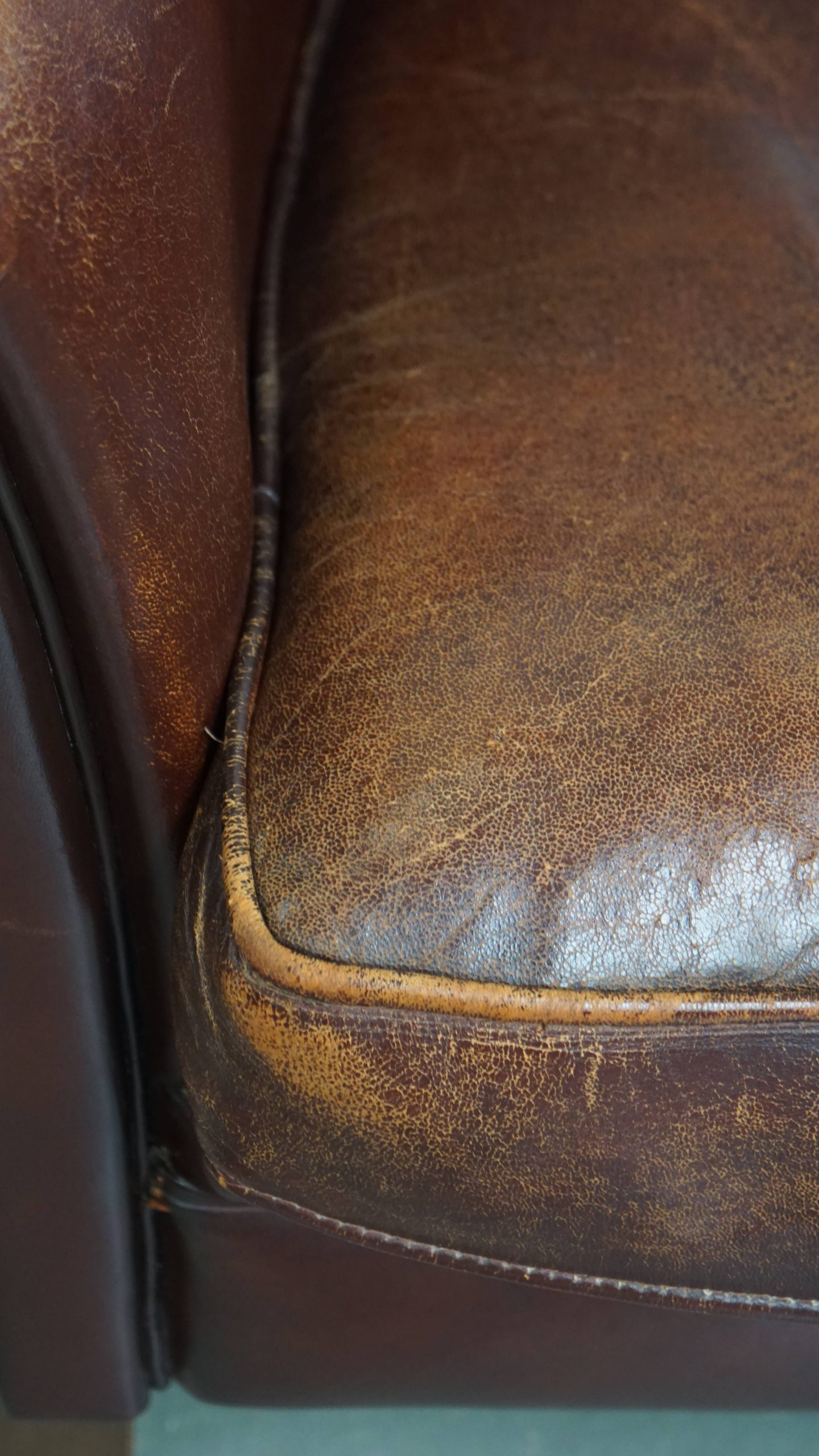 Karaktervolle Schapenleren Oorfauteuil Met Een Donkere Warme Kleurstelling En Een Prachtig Patina image 13
