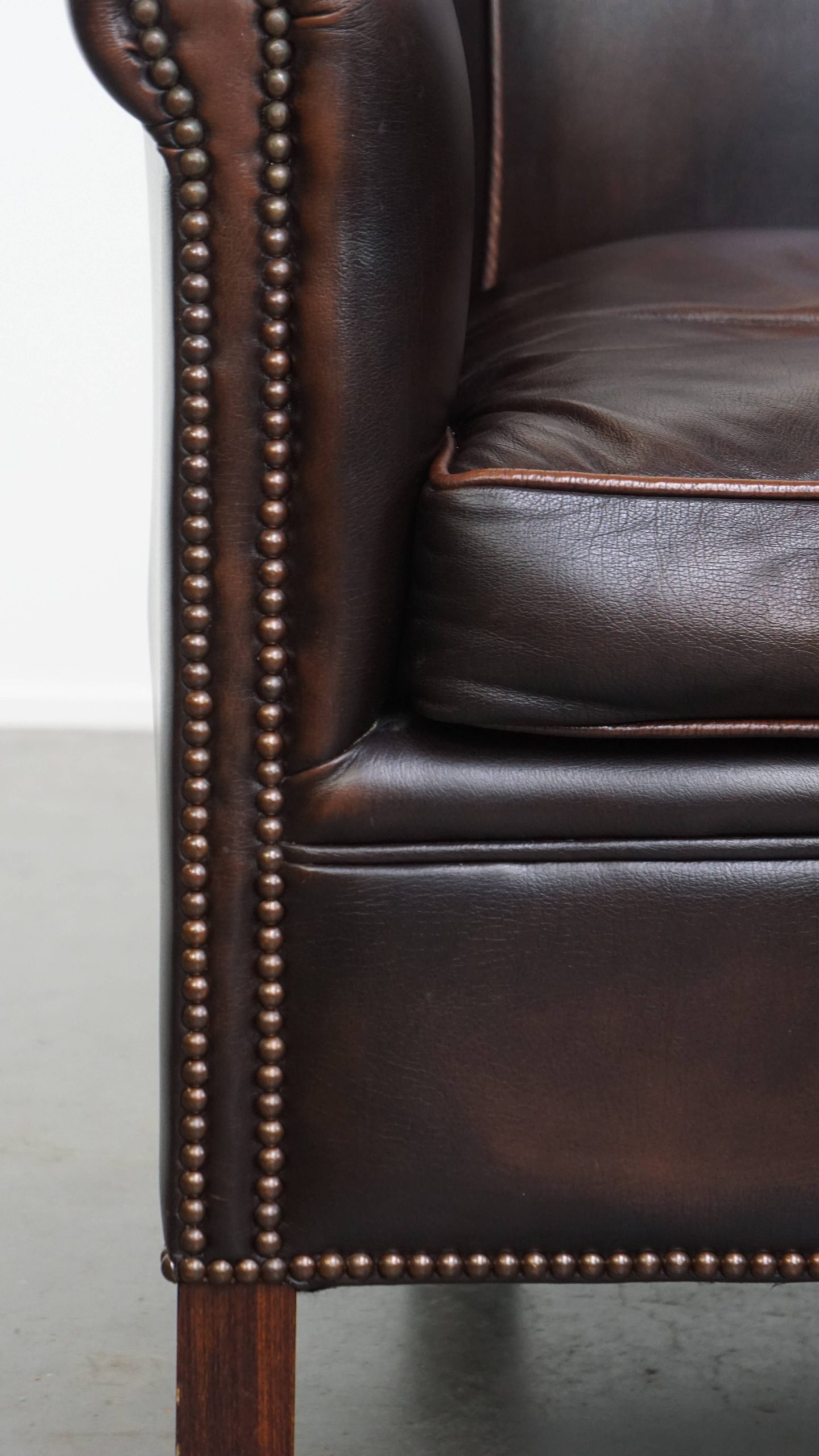 Elegante En Comfortabele Rundleren Clubfauteuil In Engelse Stijl In Een Mooie Donkere Kleur image 12