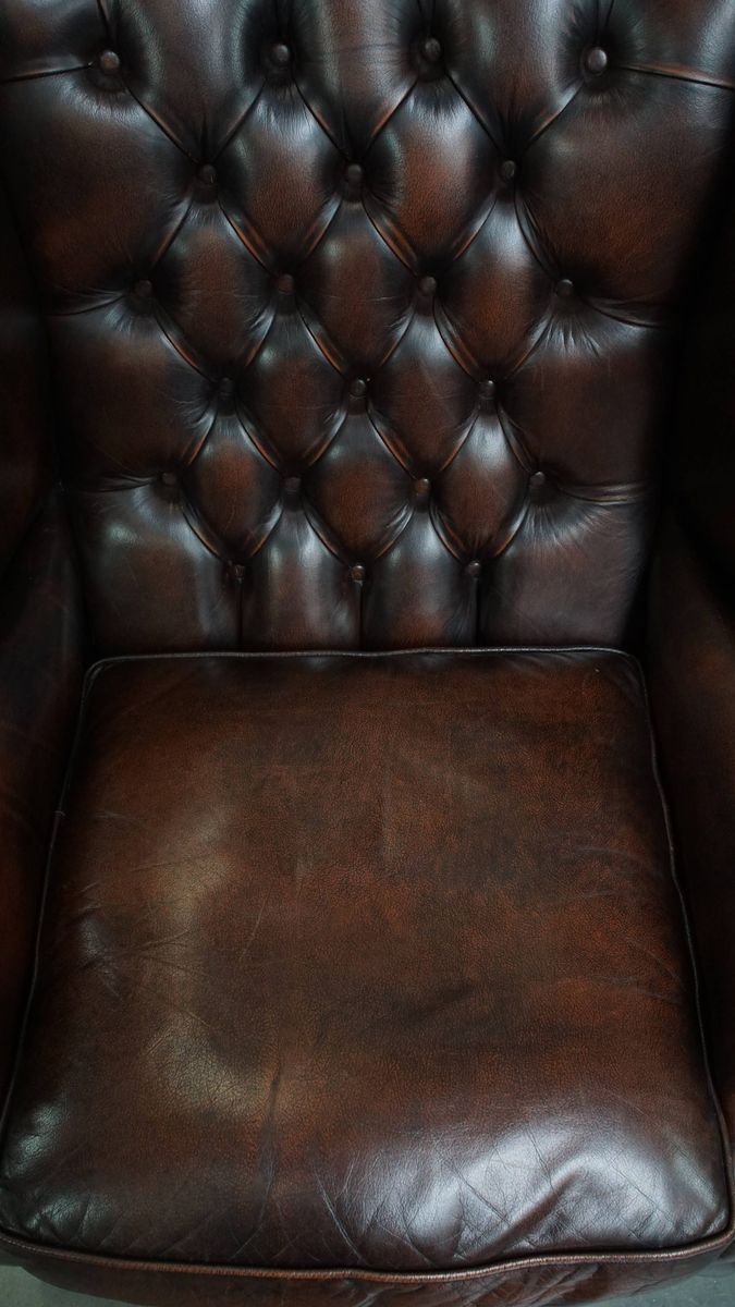 Luxe, Warm Gekleurde, Bruine Rundleren Chesterfield Oorfauteuil Met Unieke Details image 6