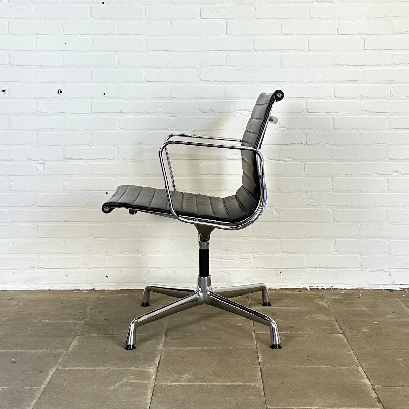 Vitra Ea 108 Zwarte Design Stoel, Ontworpen Door Charles & Ray Eames image 9