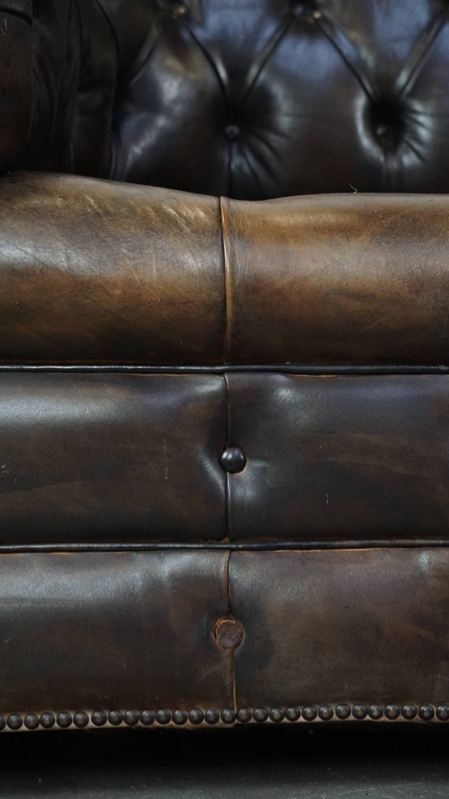 Zeer Luxe, Antieke Rundleren 3 Zits Chesterfield Bank Met Een Uniek Karakter En Een Uitmuntend Pa image 14