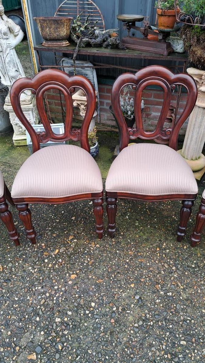 Klassieke Mahoniehouten Eetkamerstoelen Afm. 43x50 En 93 Cm image 3