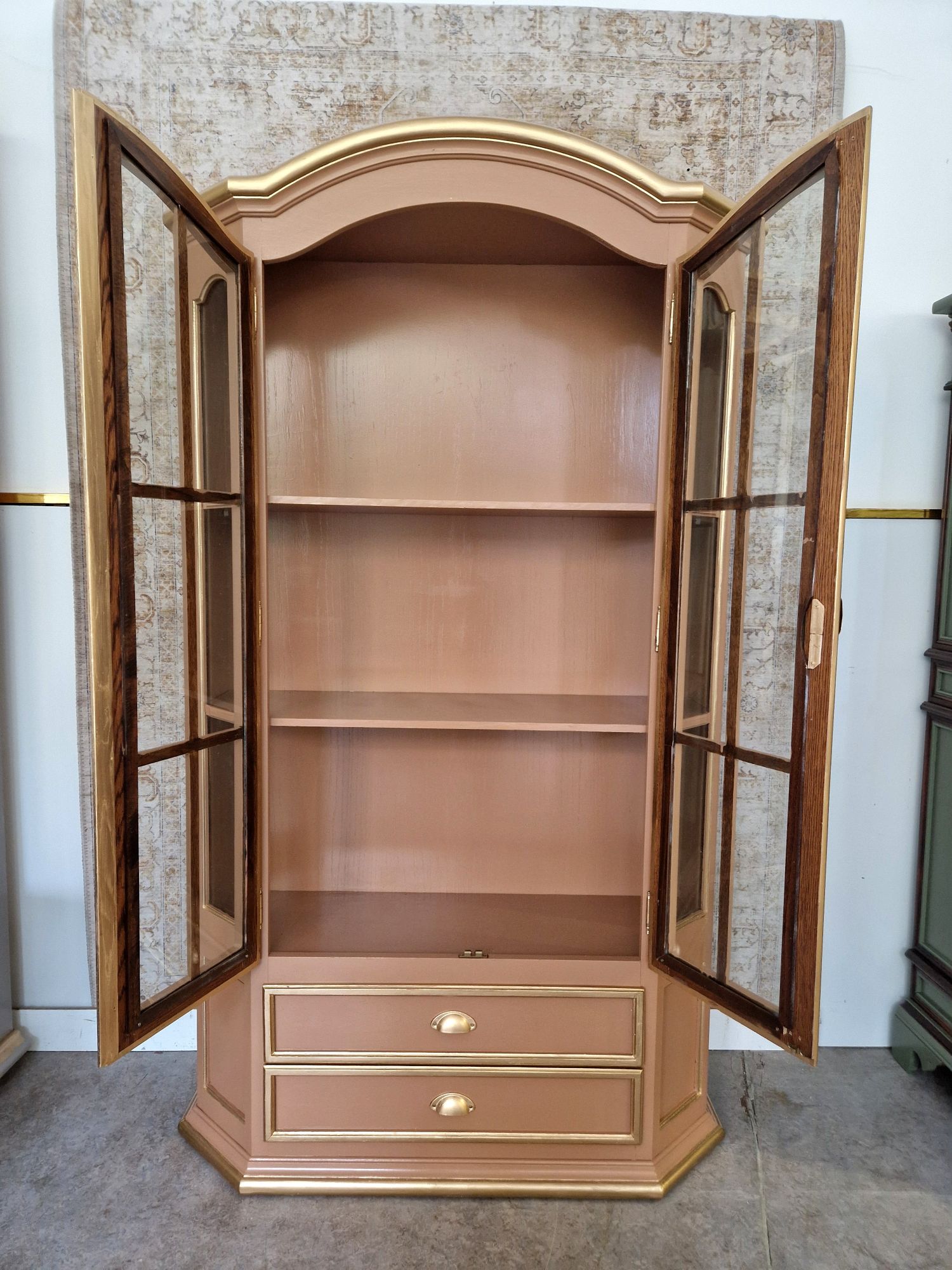 Vitrinekast In Zachte Perzikkleur En Goud image 6