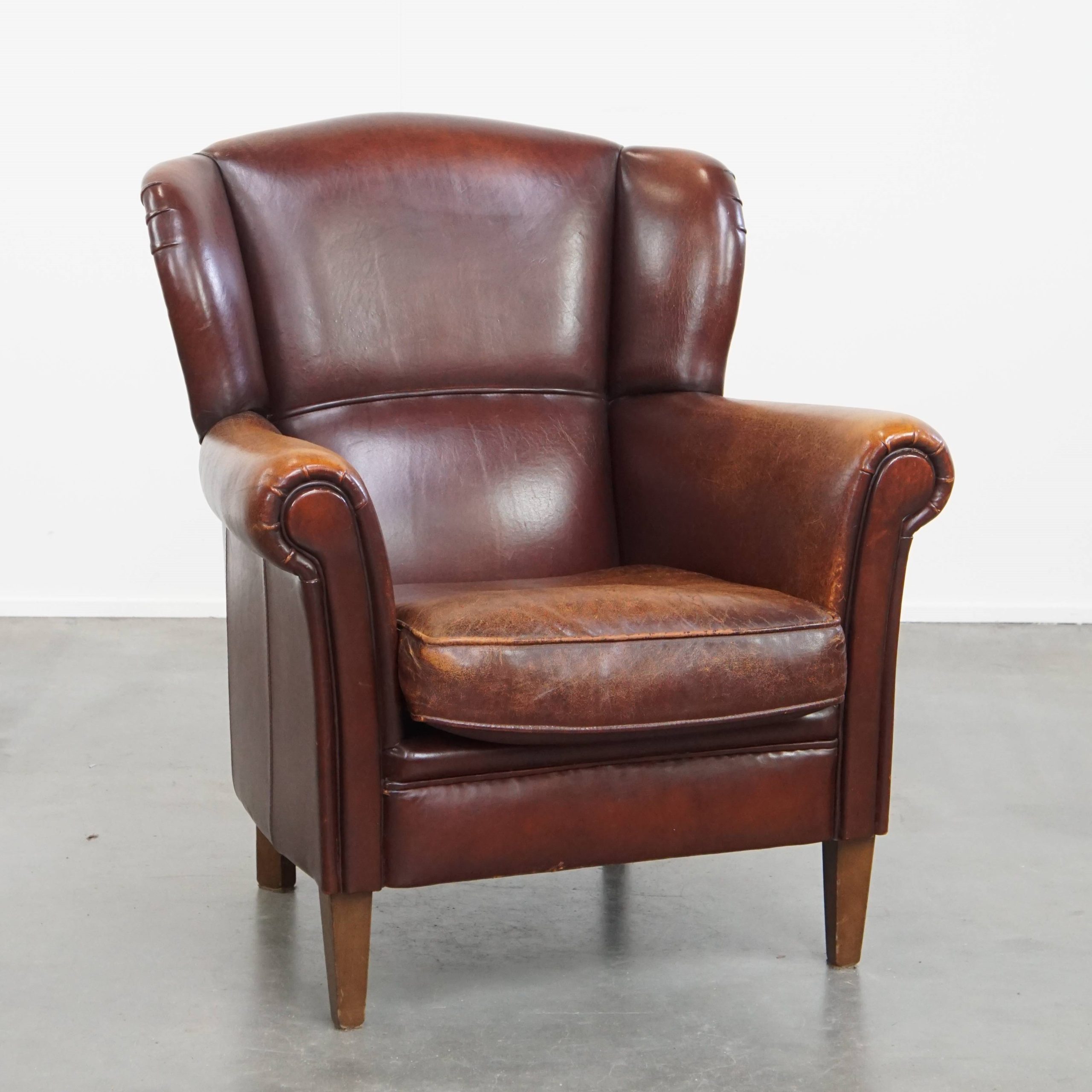 Karaktervolle Schapenleren Oorfauteuil Met Een Donkere Warme Kleurstelling En Een Prachtig Patina image 2