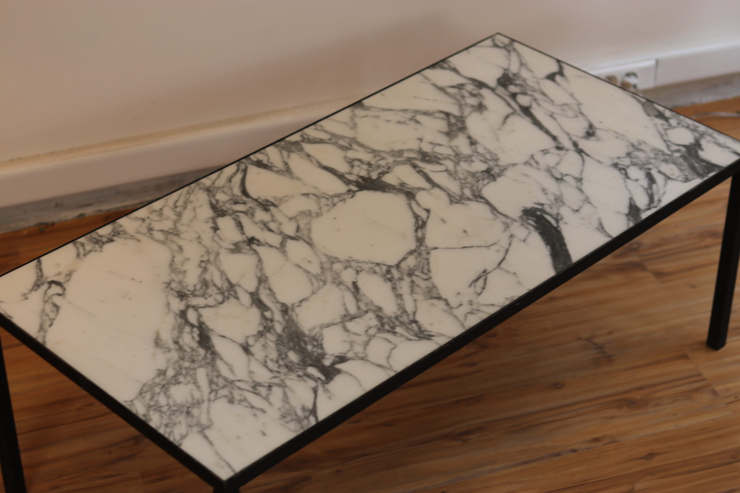 Rechthoekige Salontafel In Zwart Gelakt Metaal En Arabescato Marmer image 3