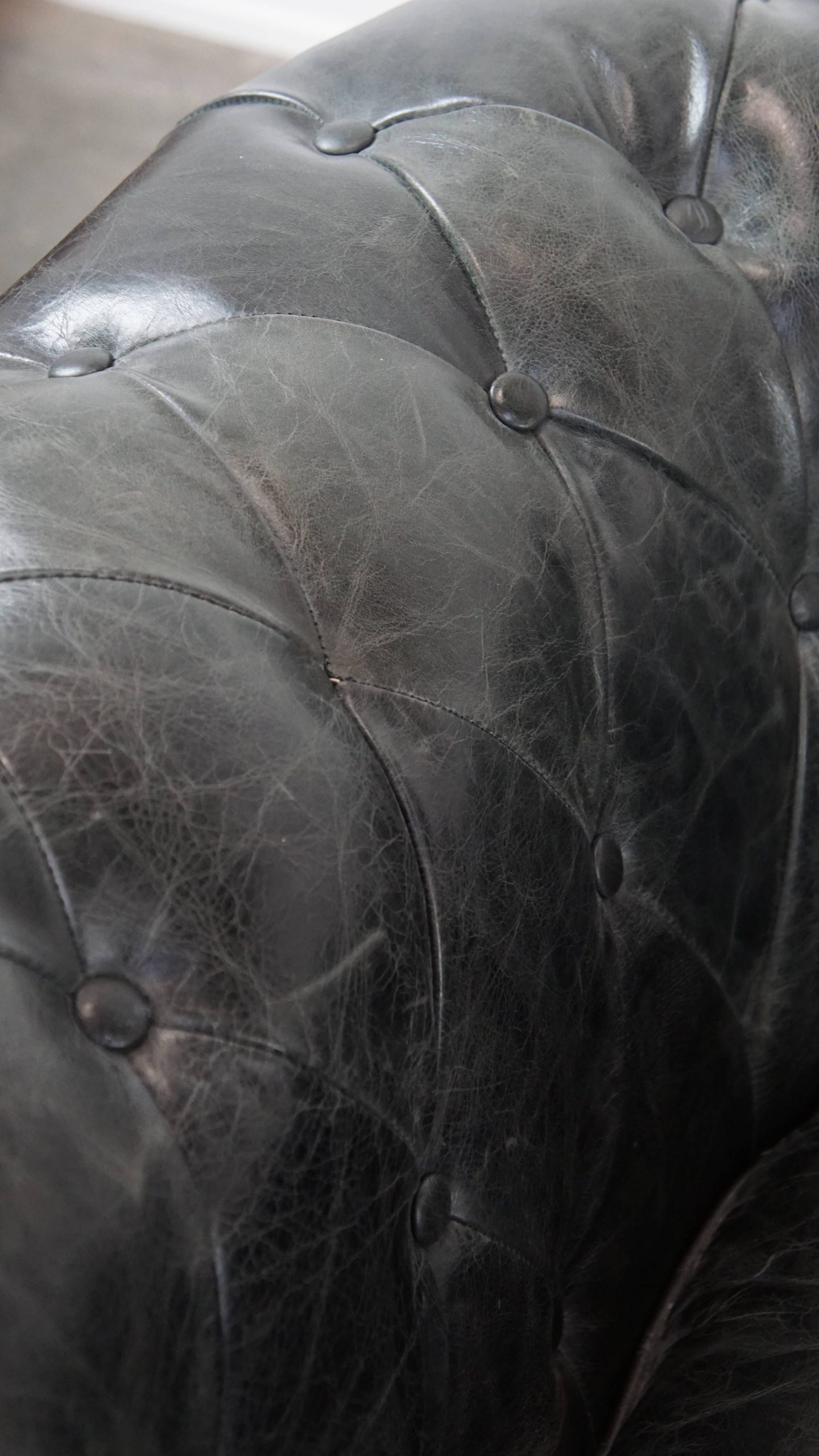 Tijdloze En Klassieke Set Ruime Zwarte Chesterfield Fauteuils Van Karaktervol Generfd Rundleer image 13