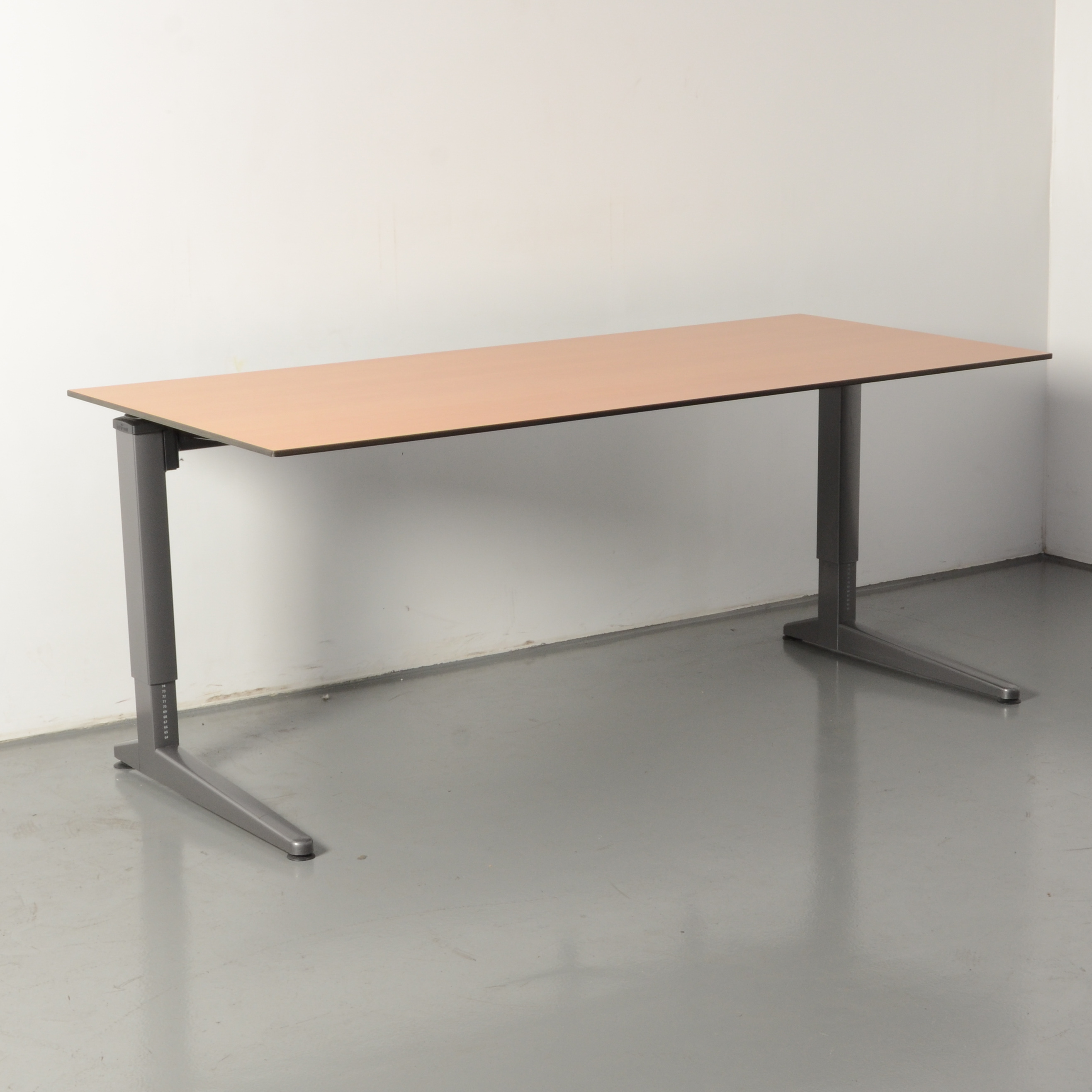Ahrend Four Two Bureau, Beuken Blad, 180 X 80 Cm, Hoogte Instelbaar Onderstel image 2
