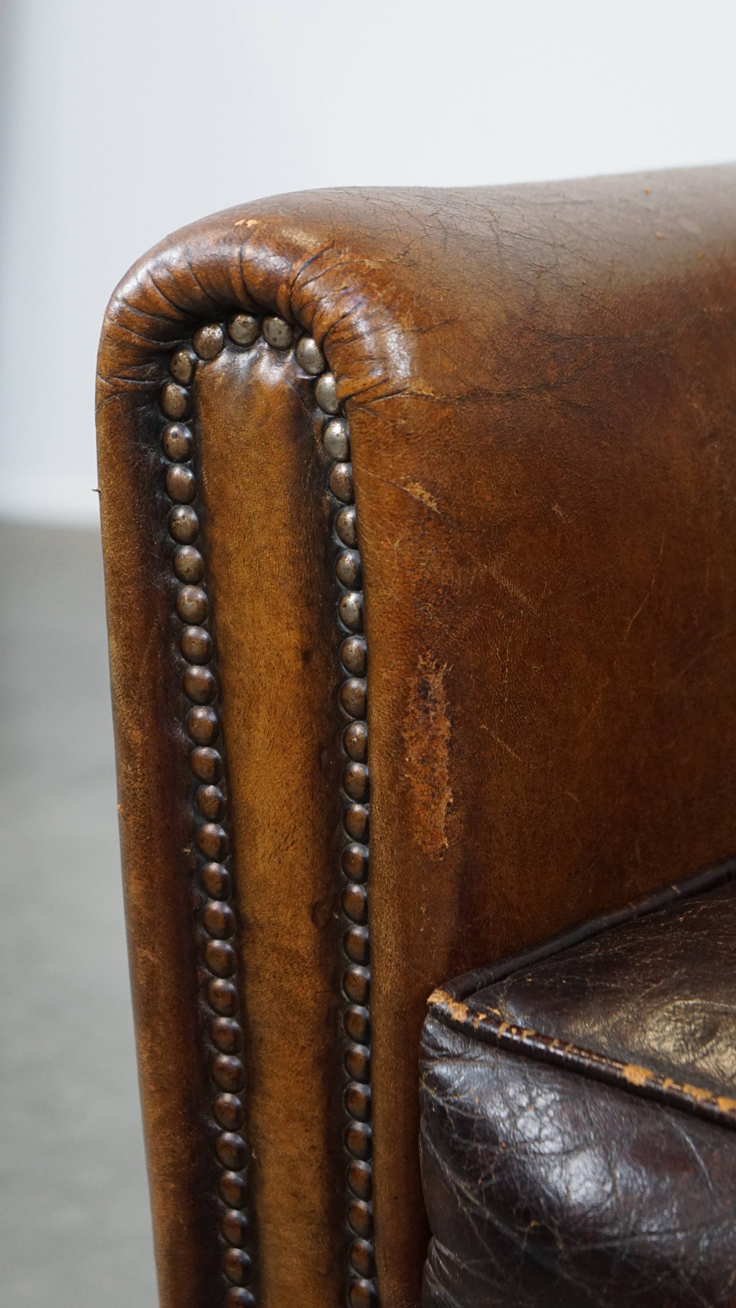 Charmante En Karakteristieke Subtiele Gepatineerde Schapenleren Armchair Met Een Geweldig Patina image 14