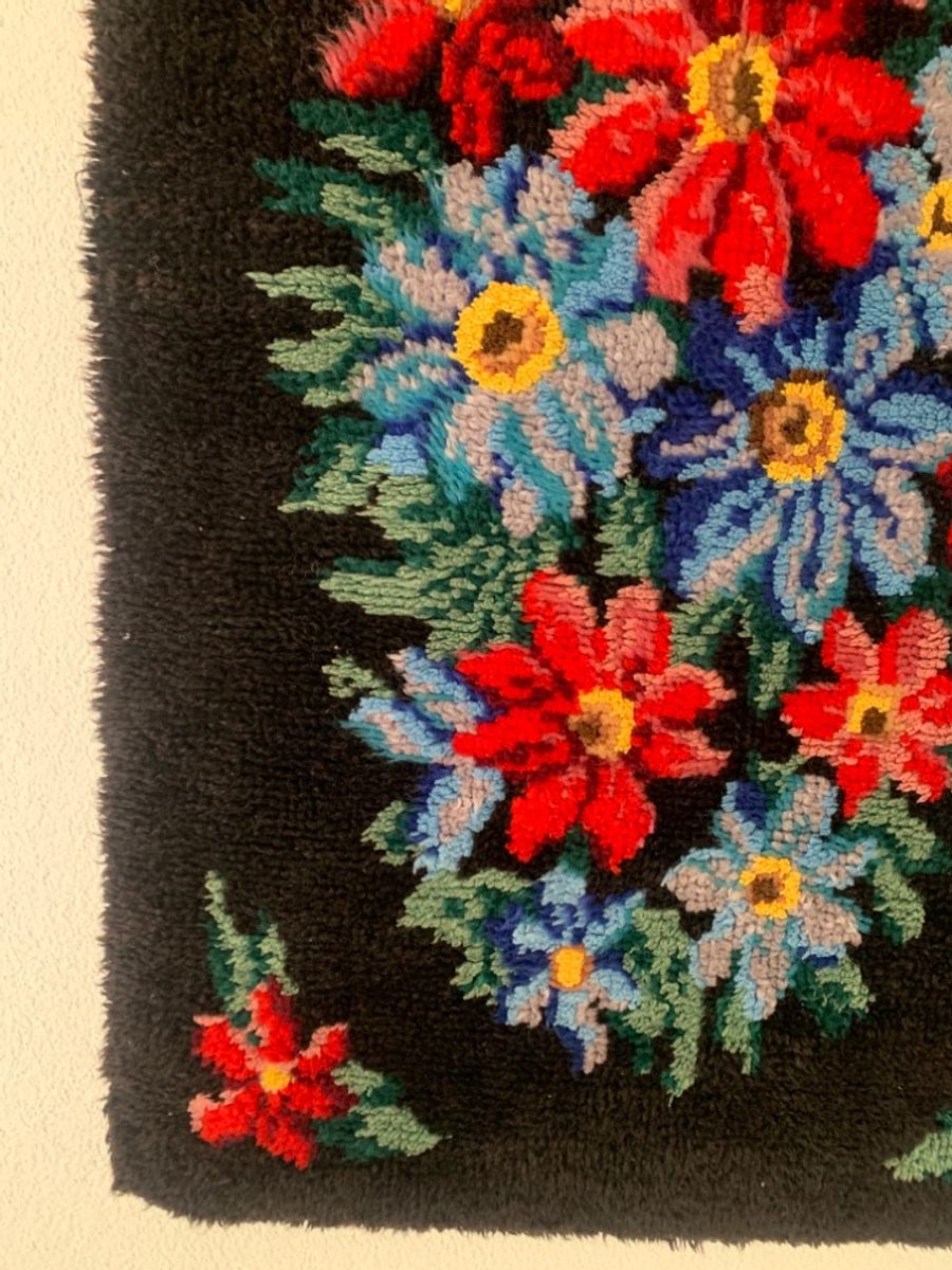 Prachtig Vintage Handgemaakt Wandkleed Met Bloemen In Sprekende Kleuren. image 9