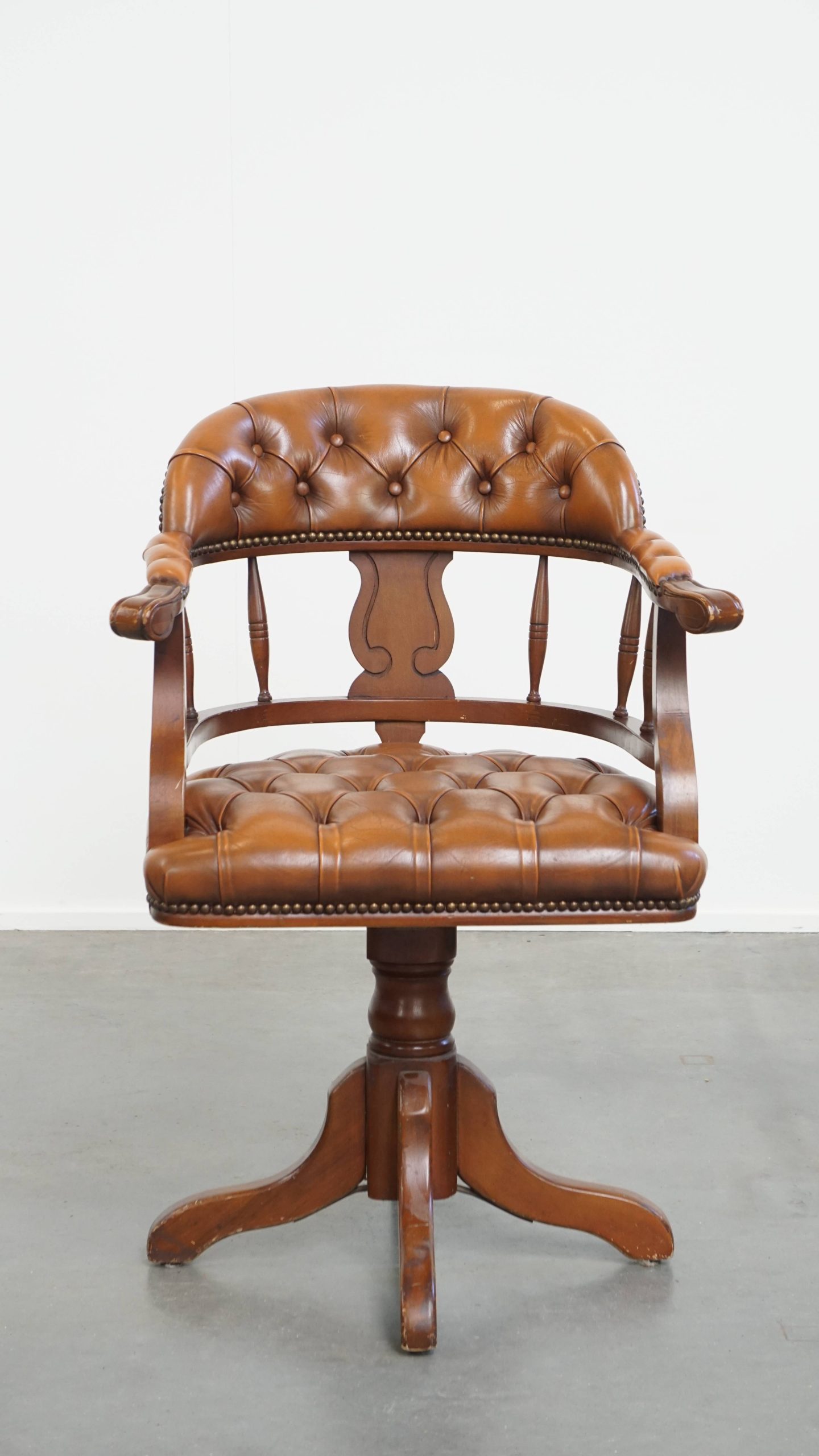 Klassieke Rundleren En Houten Chesterfield Bureaustoel In Engelse Stijl, Afgewerkt Met Siernagels image 3