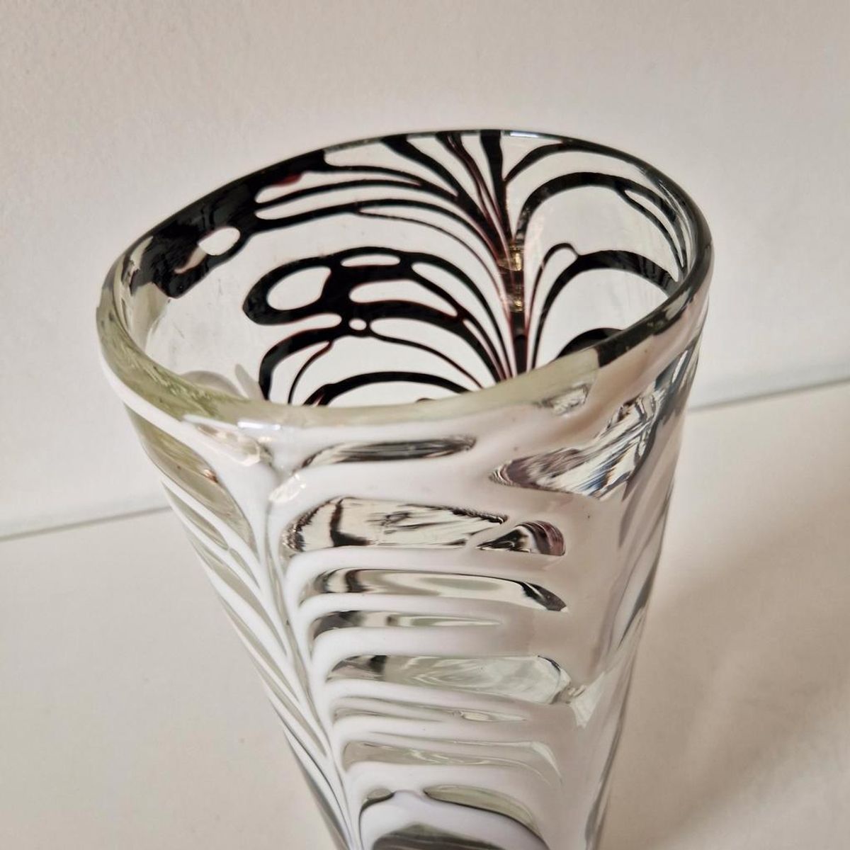 Vintage Glazen Vaas Mondgeblazen Zwart Witte Vaas image 9