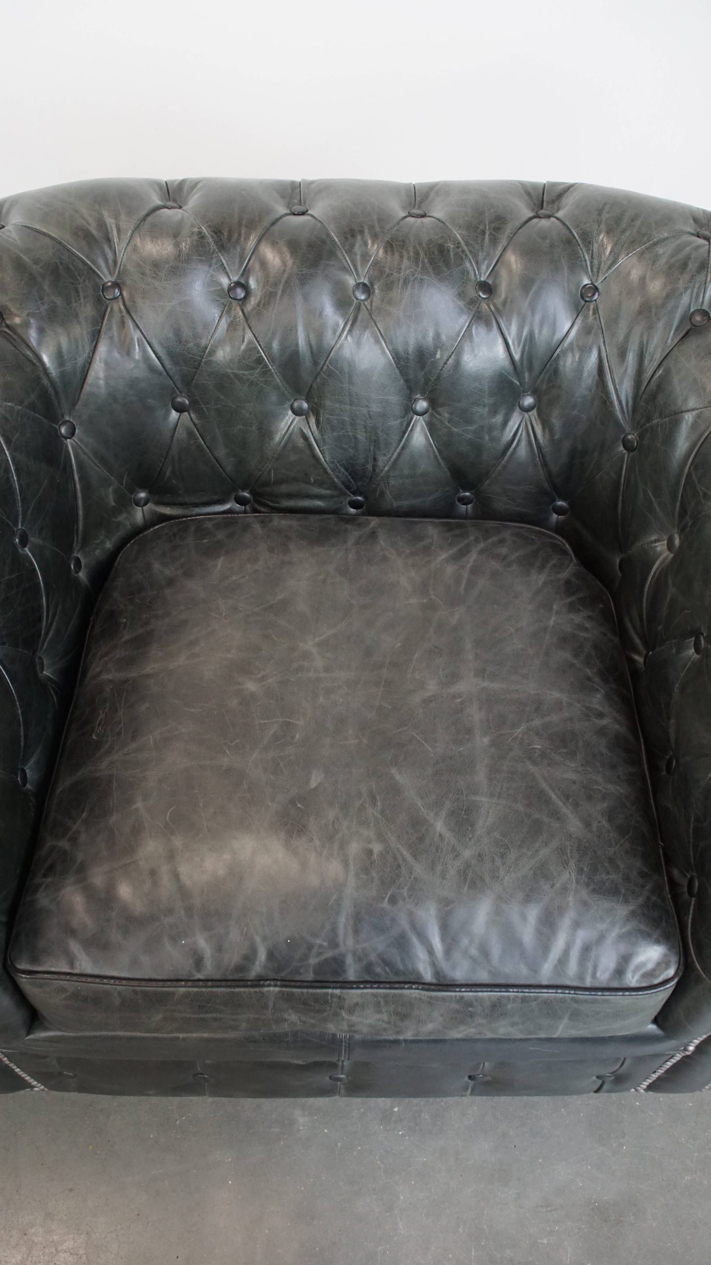 Tijdloze En Klassieke Set Ruime Zwarte Chesterfield Fauteuils Van Karaktervol Generfd Rundleer image 7