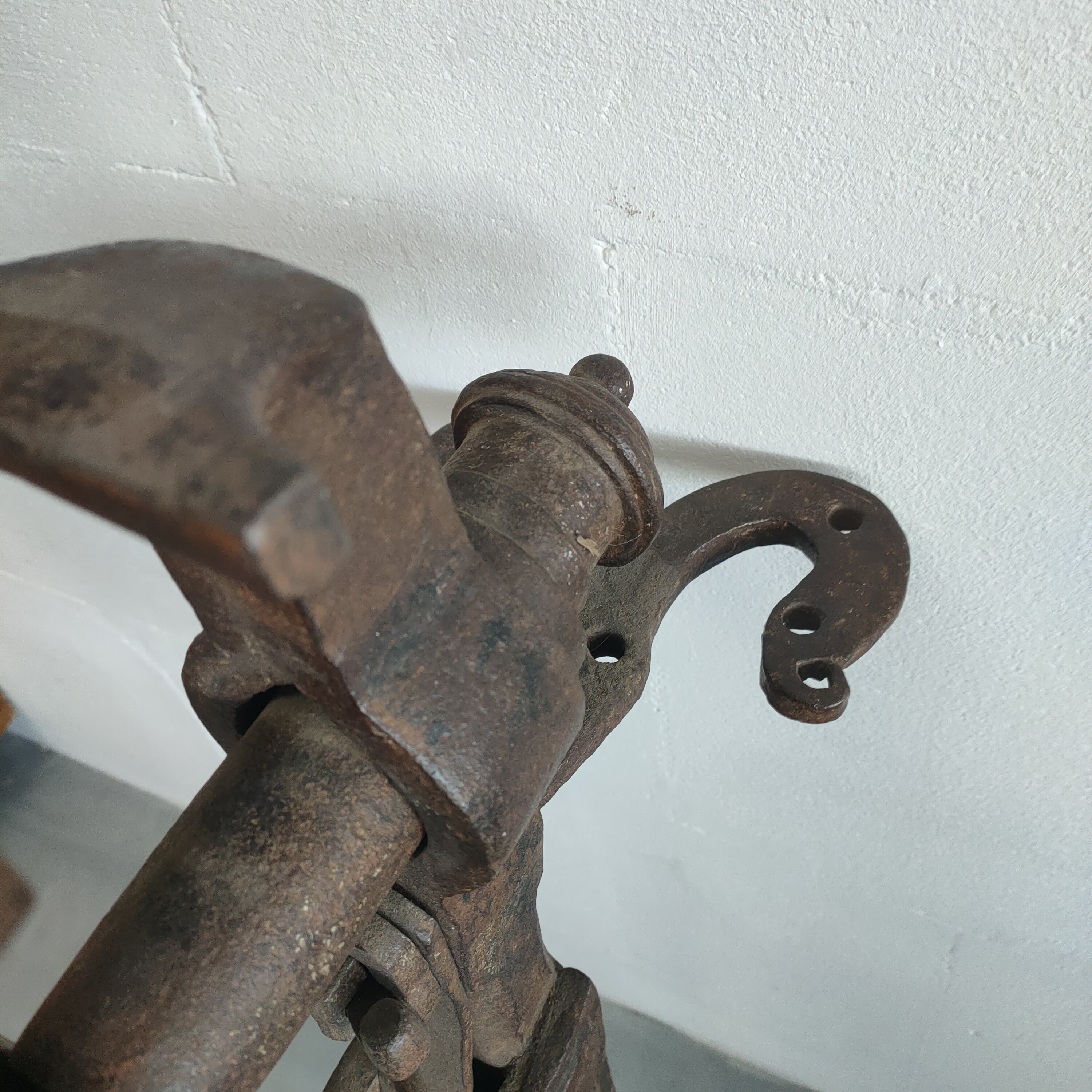 Antieke Bankschroef Met Lange Staart. image 8