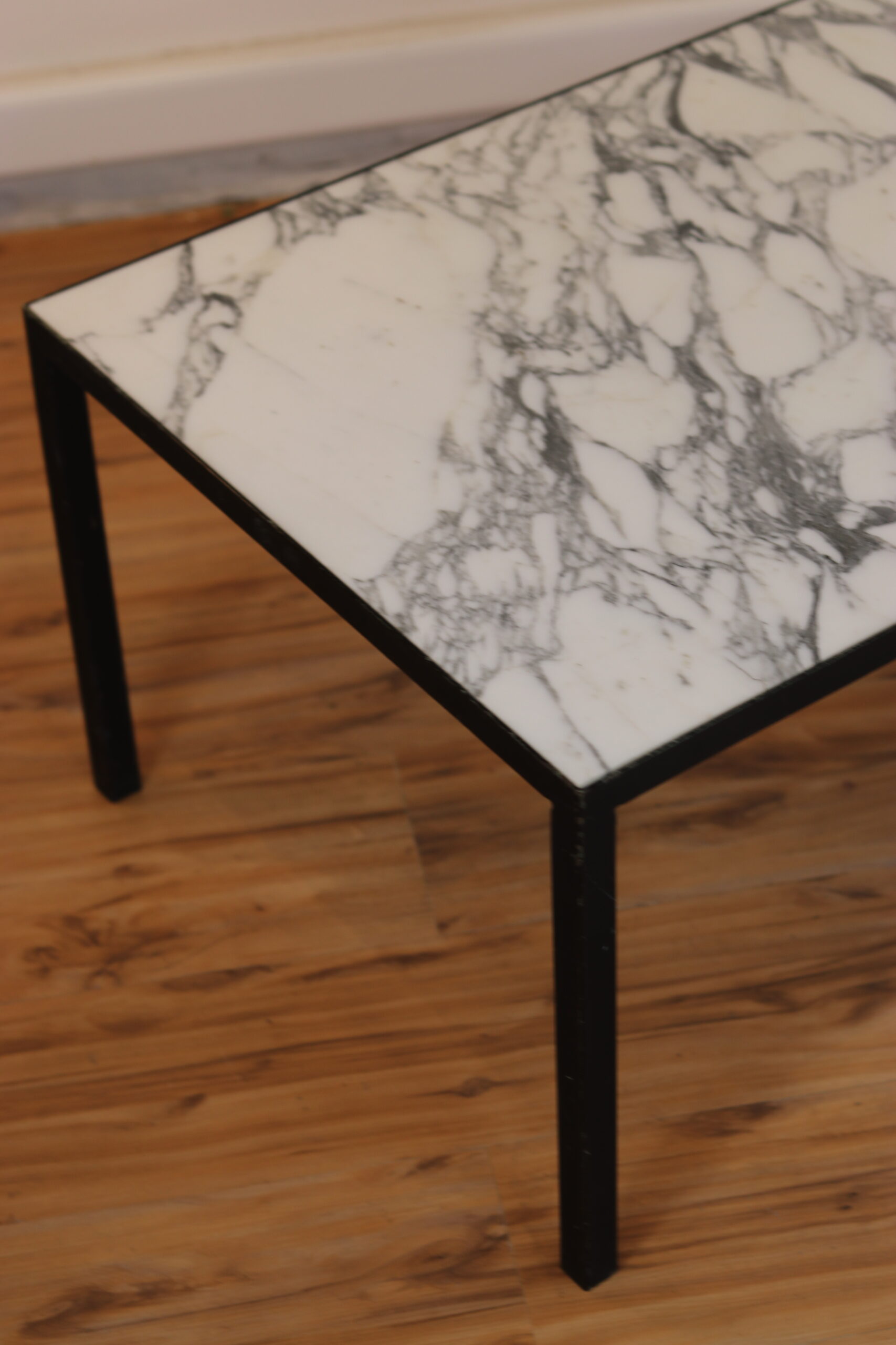 Rechthoekige Salontafel In Zwart Gelakt Metaal En Arabescato Marmer image 7