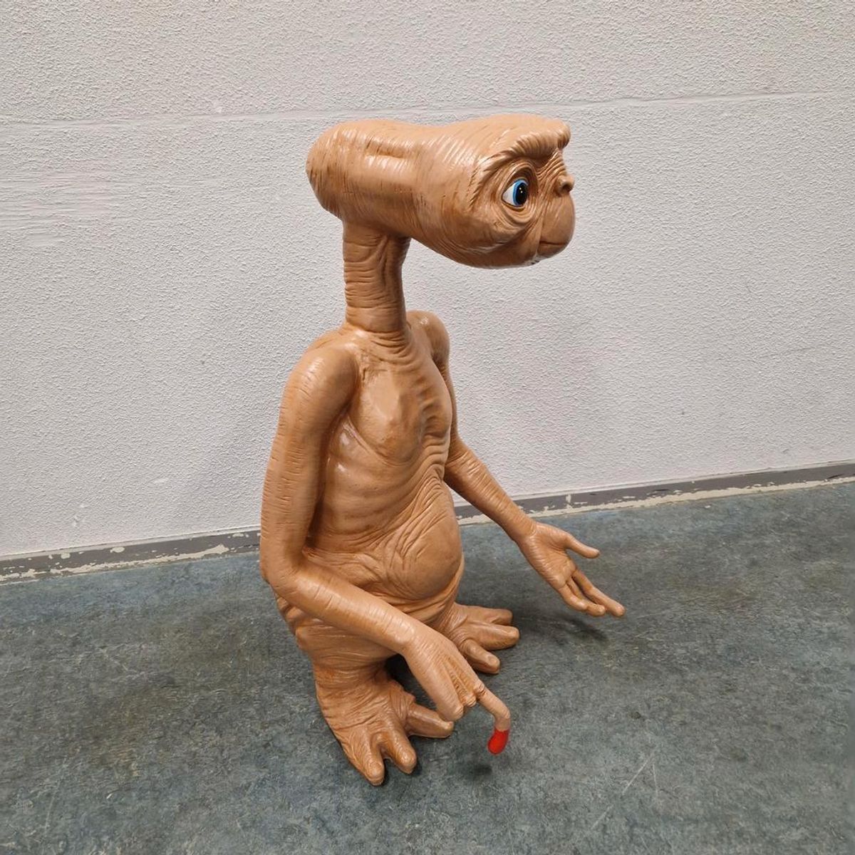 Groot E.t. Beeld Van Glasvezel Of Kunststof image 7