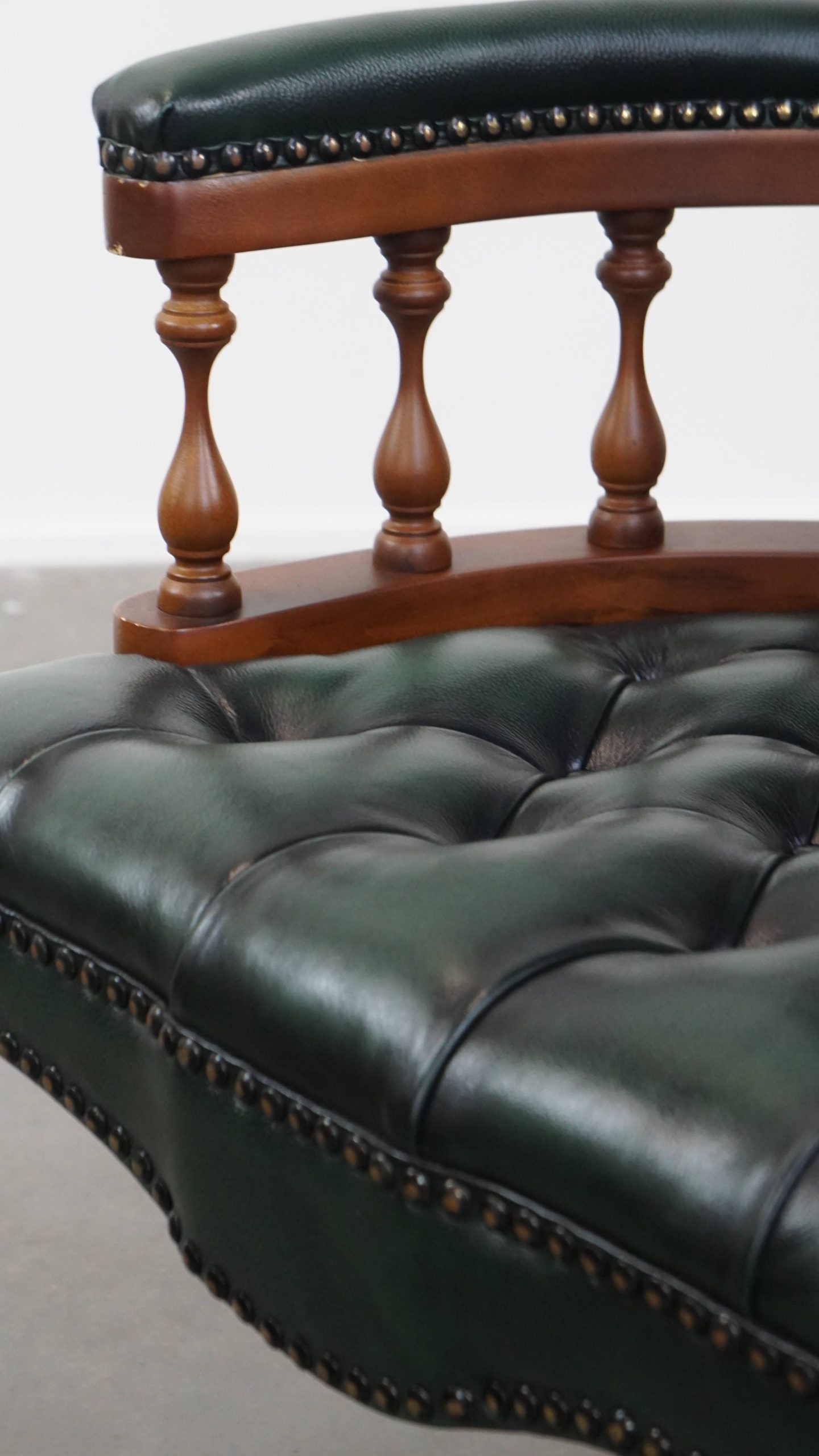 Stijlvolle Functionele Rundleren En Houten Donkergroene Chesterfield Bureaustoel Op Wieltjes image 13