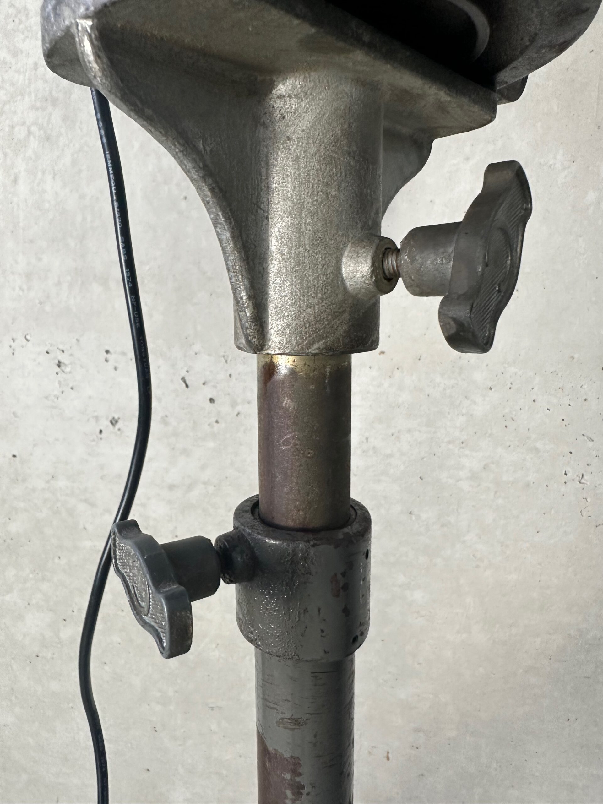 Vintage Industriële Theaterspot Op Driepoot – Cremer image 12