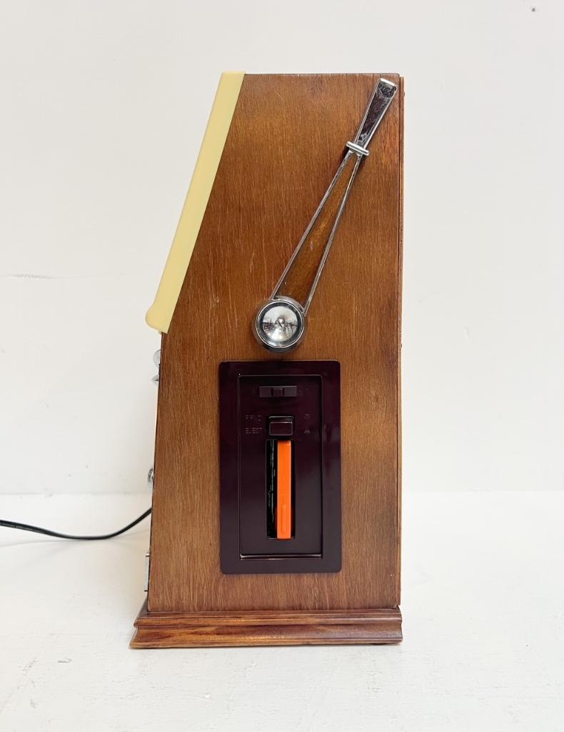 Radio En Cassettespeler In De Vorm Van Vintage Speelautomaat image 12