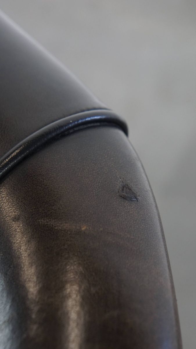 Stijlvolle, Unieke En Subtiele Zwart/ Grijze Clubfauteuil Gemaakt Van Schapenleer image 14