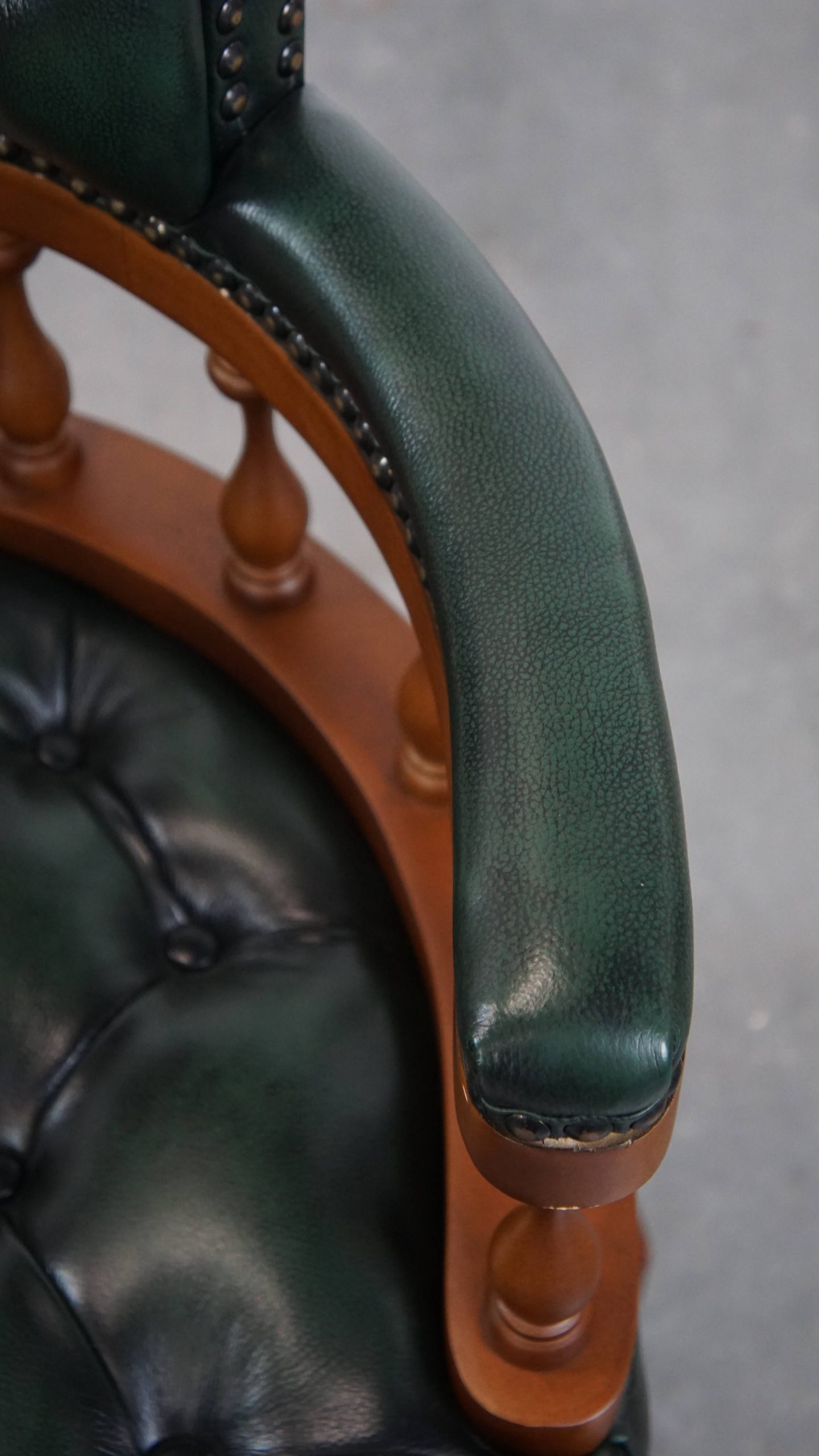 Stijlvolle Functionele Rundleren En Houten Donkergroene Chesterfield Bureaustoel Op Wieltjes image 9