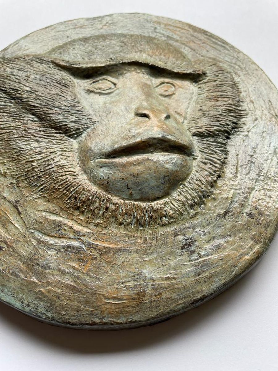 Bas-relief ‘apenkop’ In Keramiek image 7