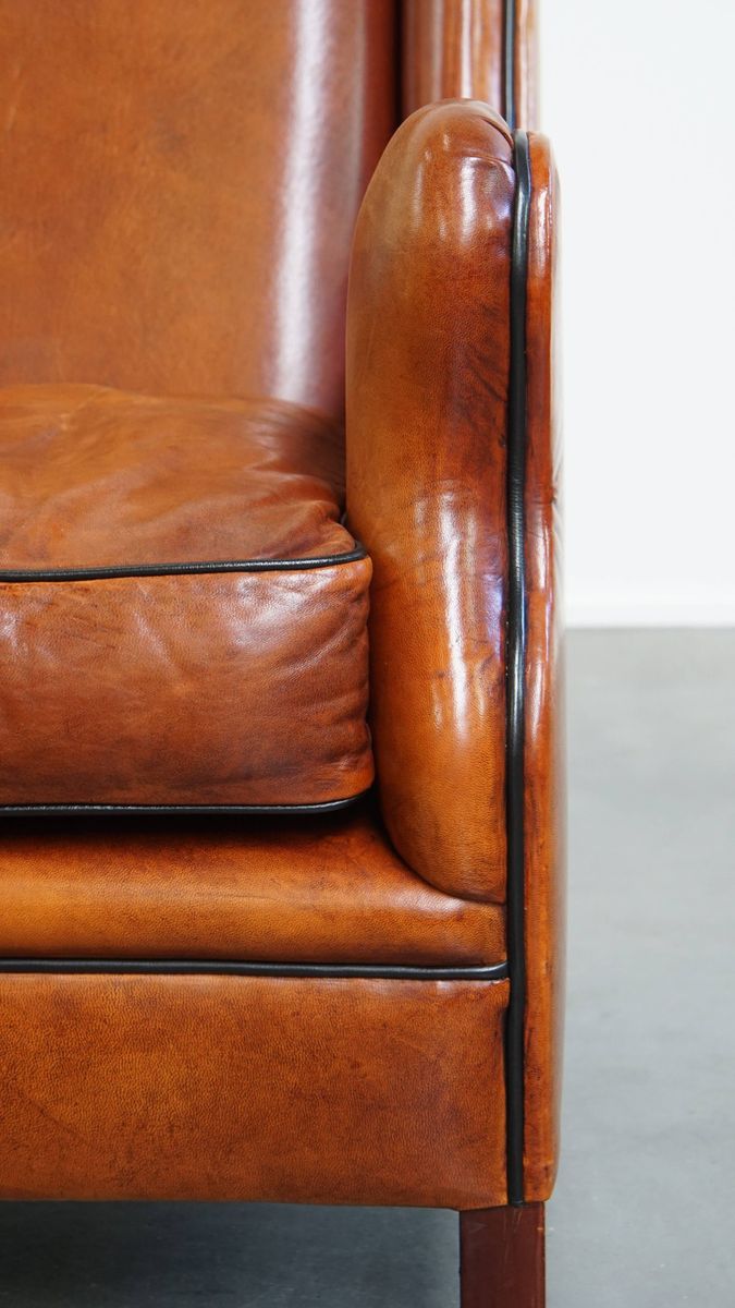 Luxe En Comfortabele Schapenleren Armchair Met Hoge Rug, Zwarte Biezen En Een Tijdloos Design image 9