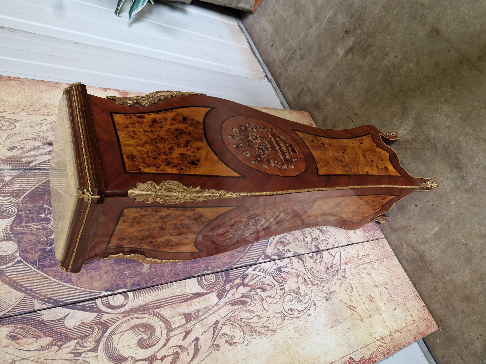 Klassieke Zuil, Plantentafel, Piedestal, Wortelfineer En Marmeren Blad En Missing Versieringen Afm. 30x30cm En 126cm Hoog. image 3