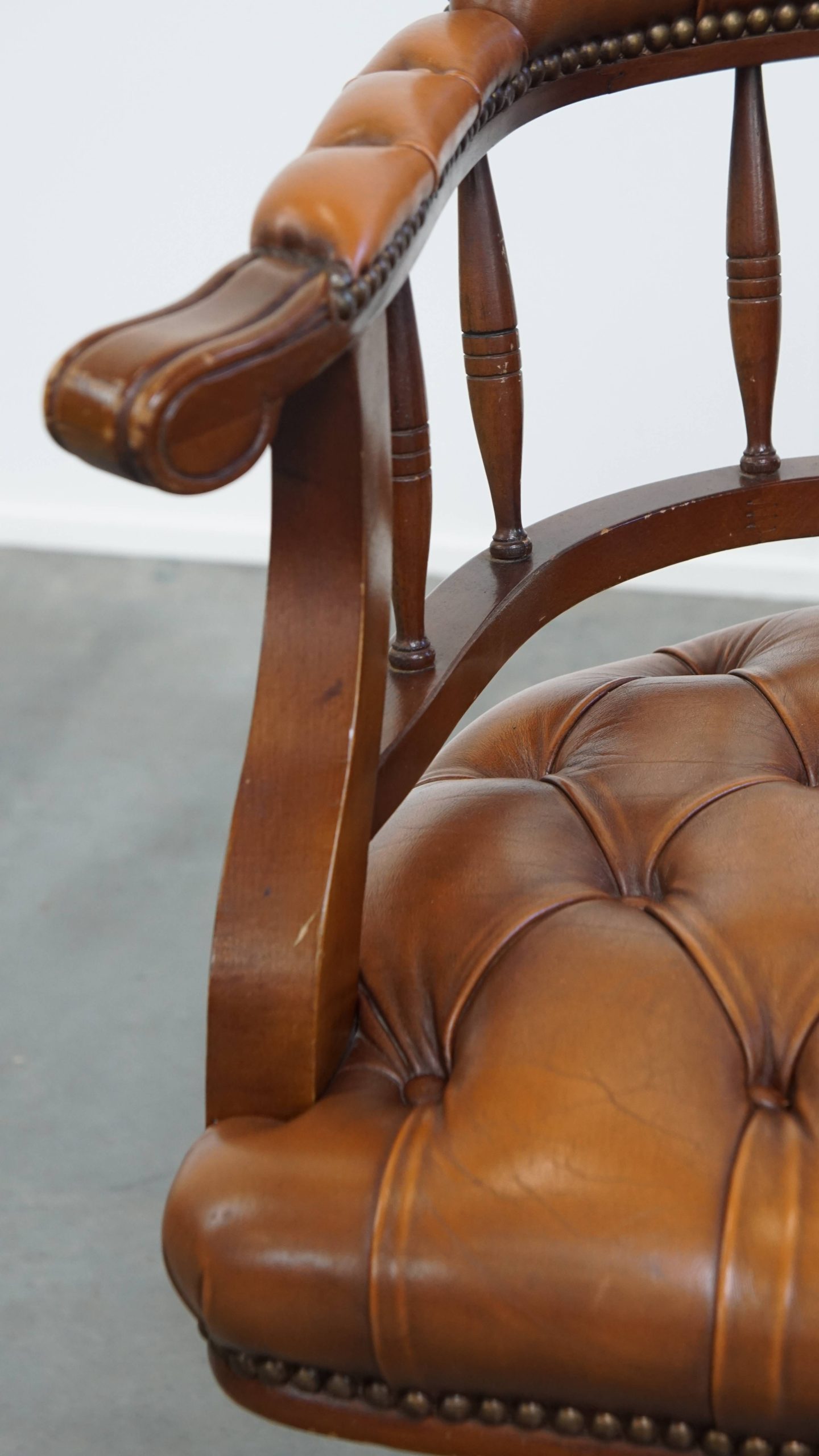 Klassieke Rundleren En Houten Chesterfield Bureaustoel In Engelse Stijl, Afgewerkt Met Siernagels image 10