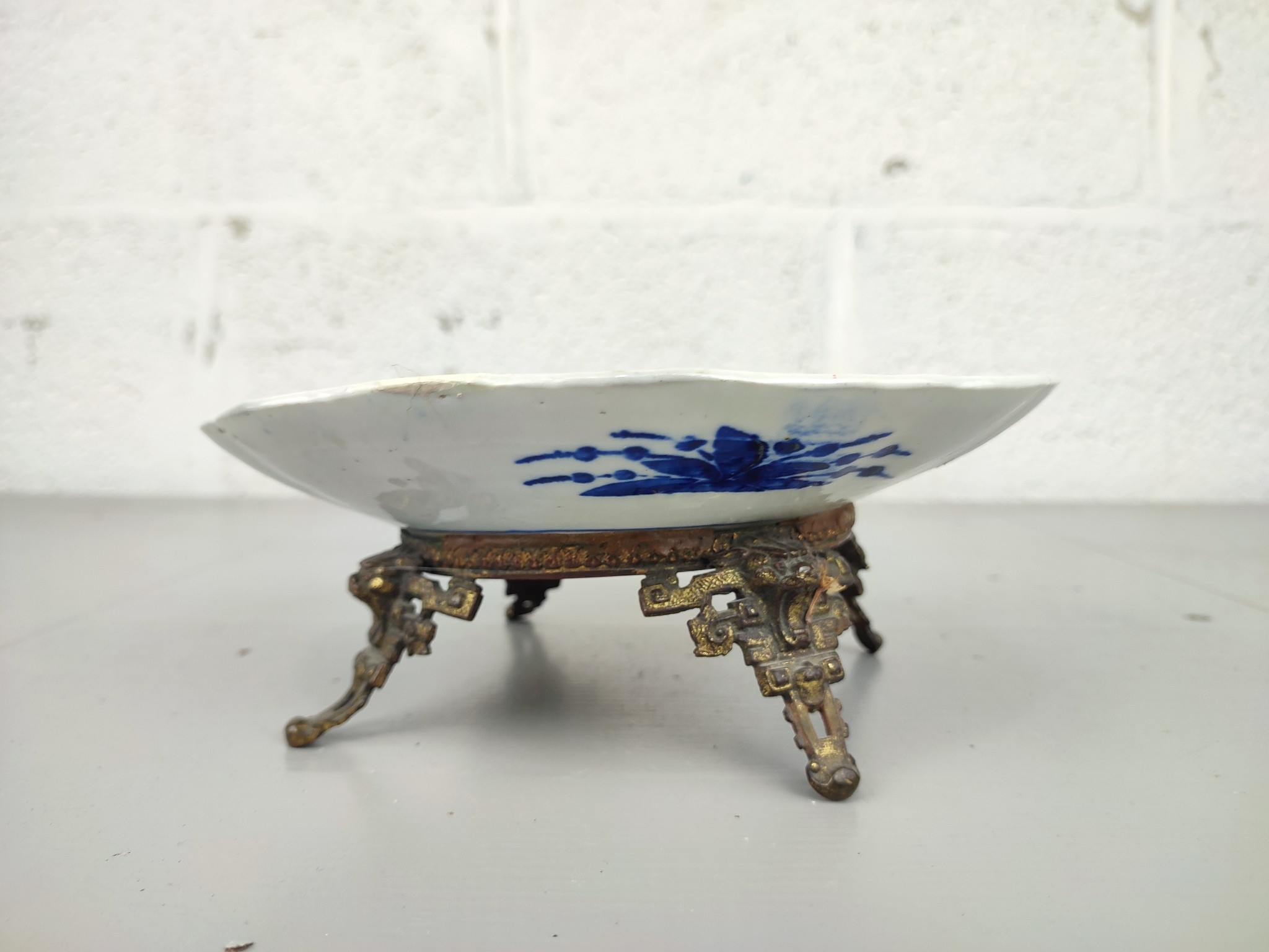 Antiek Japans Imari Bord Op Bronzen Pootjes image 4