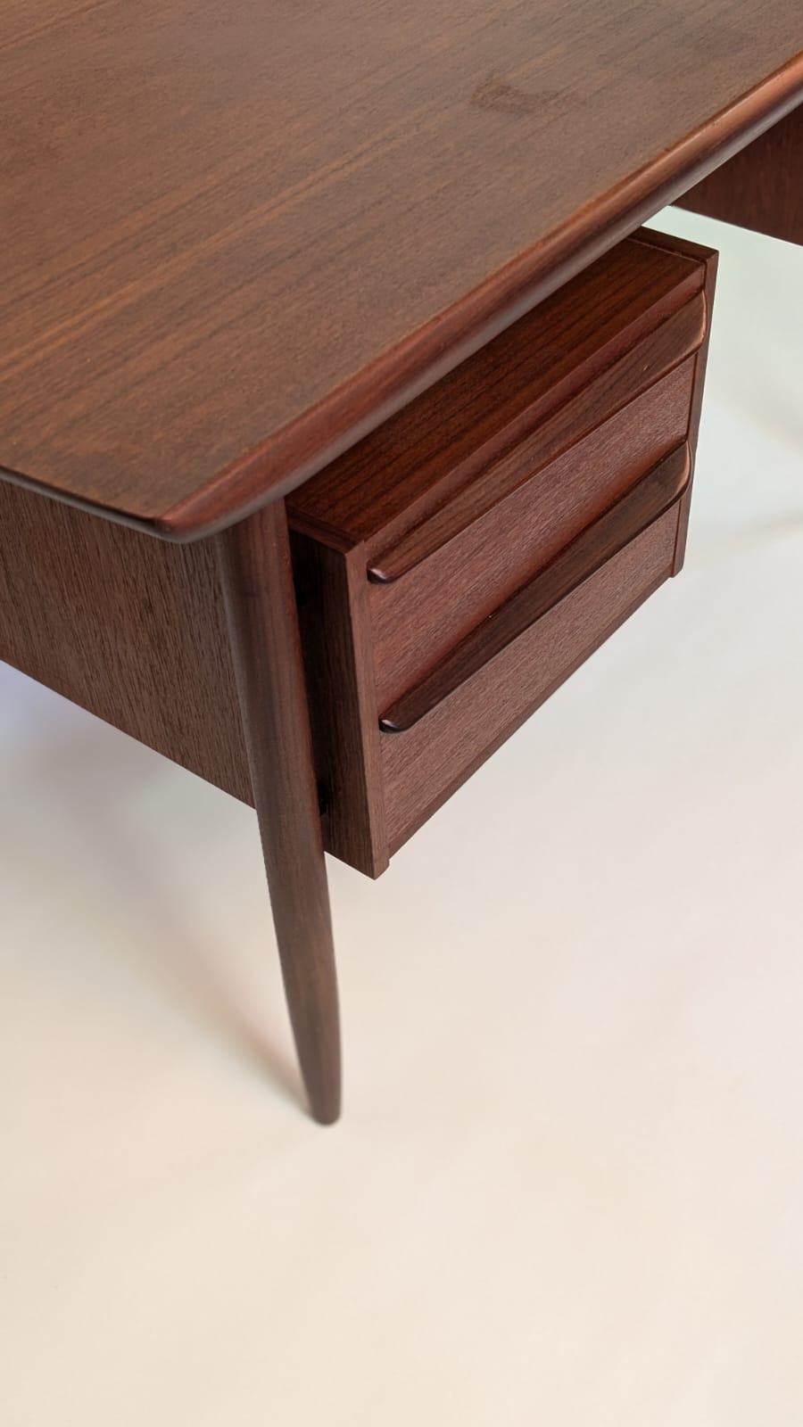 Iconisch Mid-century Teak Bureau – Tijseling Voor Hulmefa – Jaren ’50 – Cowhorn / Design Bureau / Retro Meubel image 4