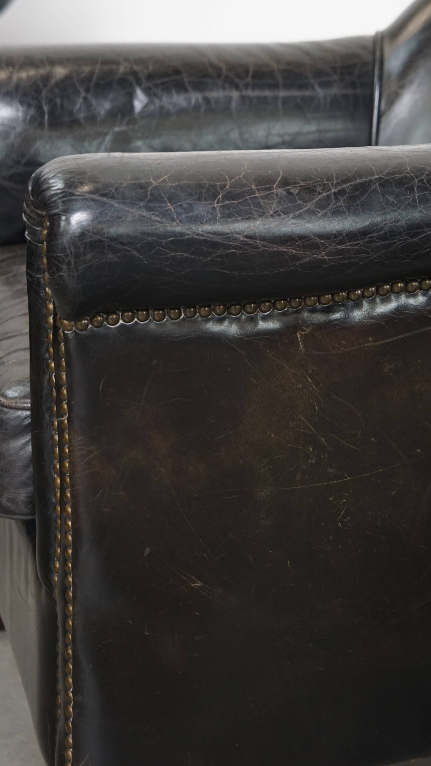 Leuke En Stoere Set Van 2 Zwarte, Generfde, Rundleren Armchairs Met Een Mooie Vormgeving image 17