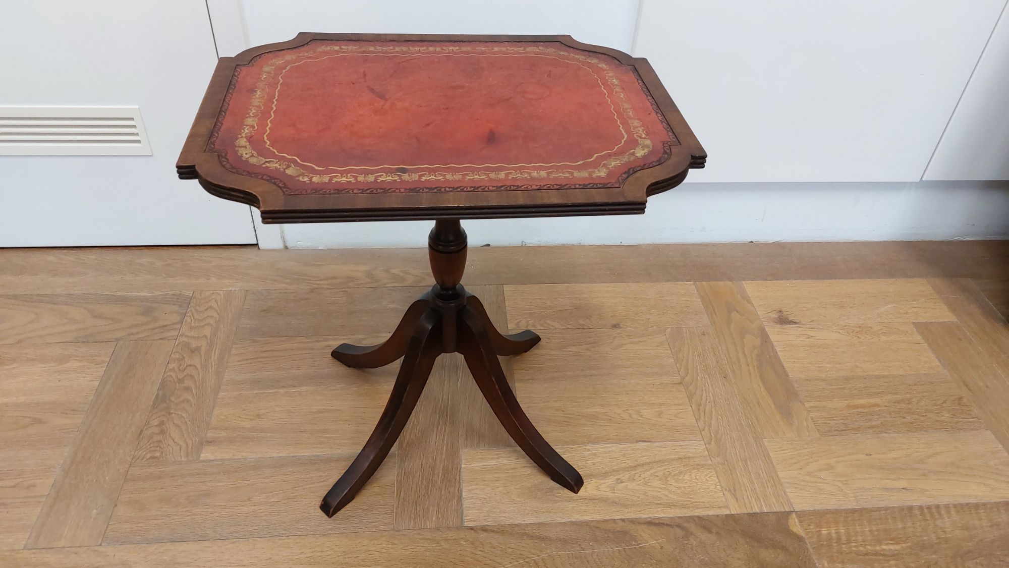 Bijzettafeltje Met Rood Leder Blad Met Goudkleurige Sierrand image 2