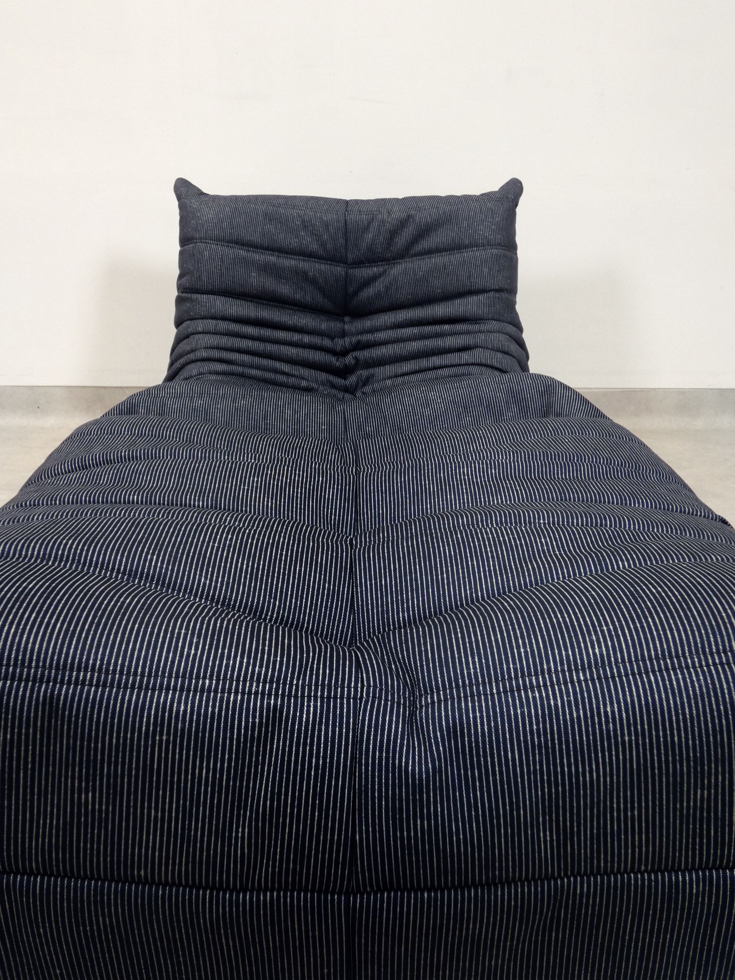 Ligne Roset Togo - 1 Zit & Poef - Blauw Pinstripe Stof image 6