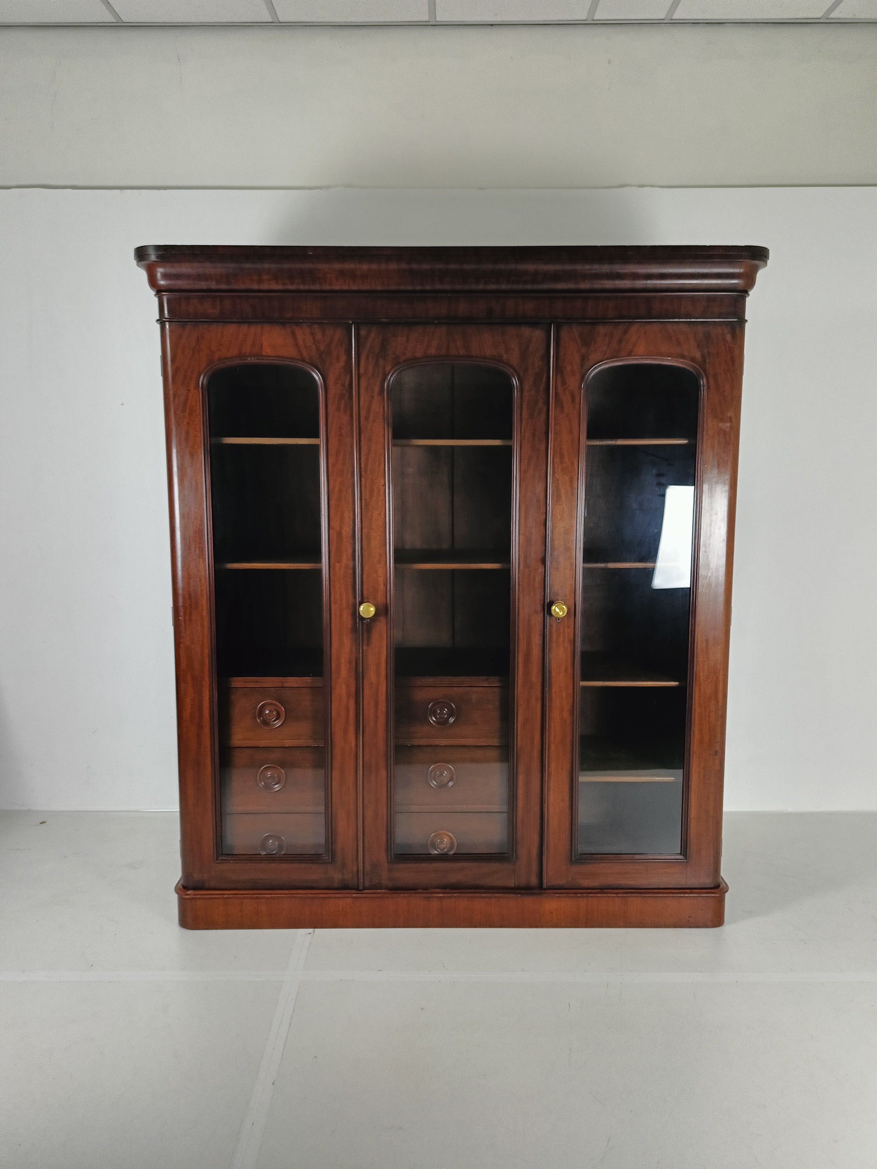 Mahoniehouten Boekenkast Met Drie Deuren image 18