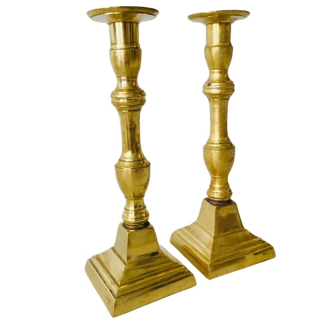 Set Zware Vlaamse Messing Gouden Kandelaars Vierkant 1900’s image 4