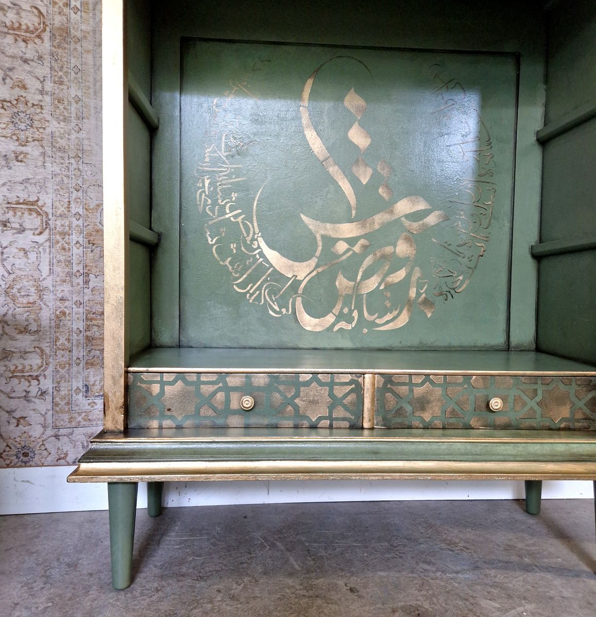 Vintage Look Kast In Groen En Goud image 3