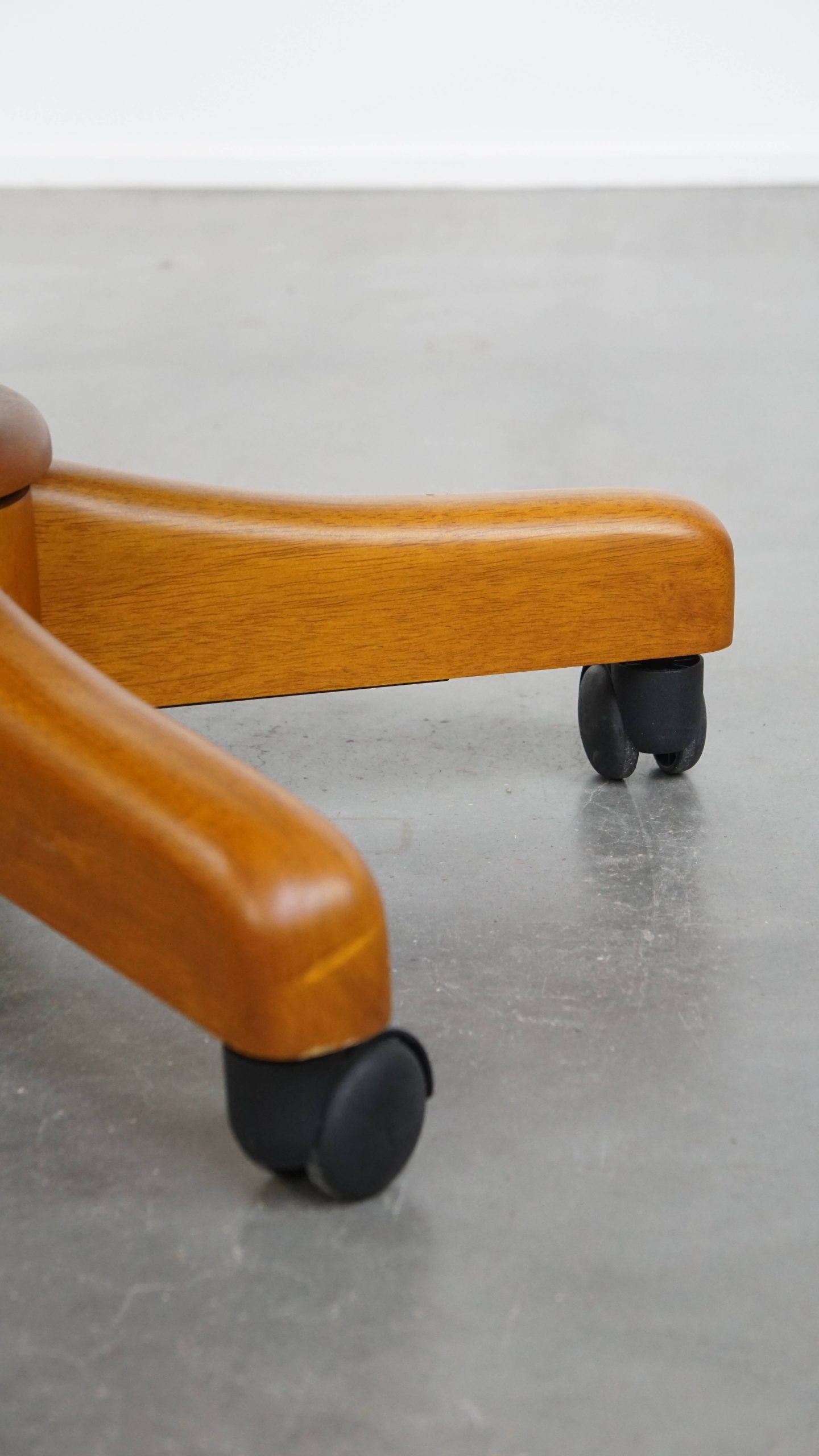 Groene Klassieke En Tijdloze Chesterfield Bureaustoel Gemaakt Van Rundleer Op Wieltjes image 13