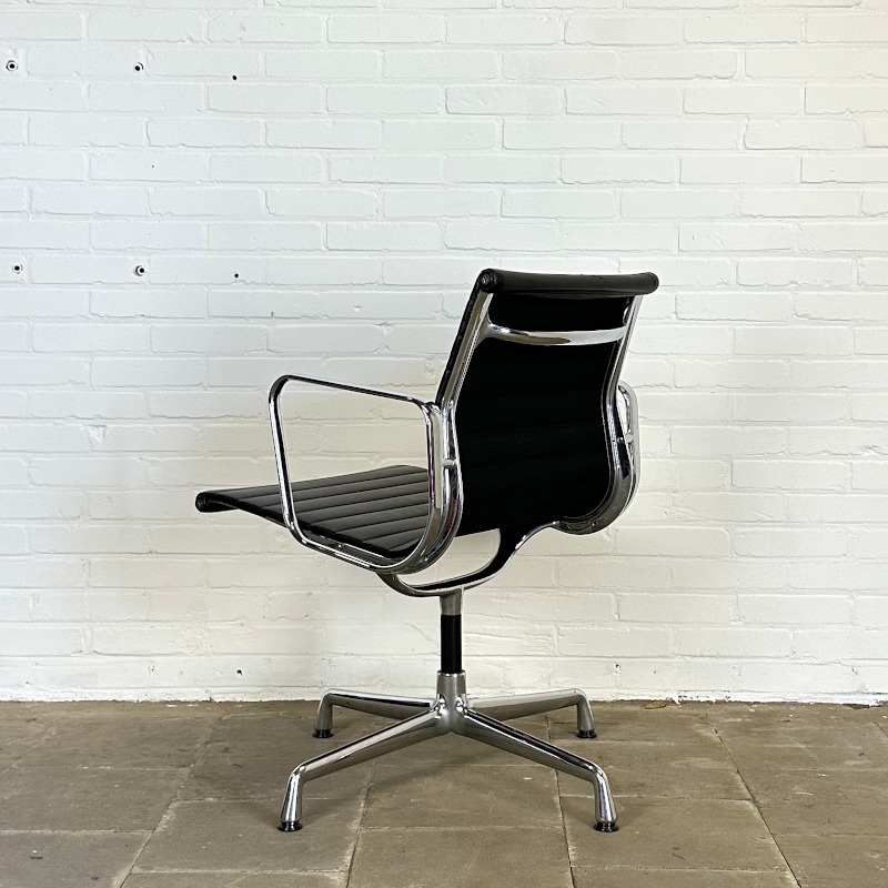 Vitra Ea 108 Zwarte Design Stoel, Ontworpen Door Charles & Ray Eames image 8