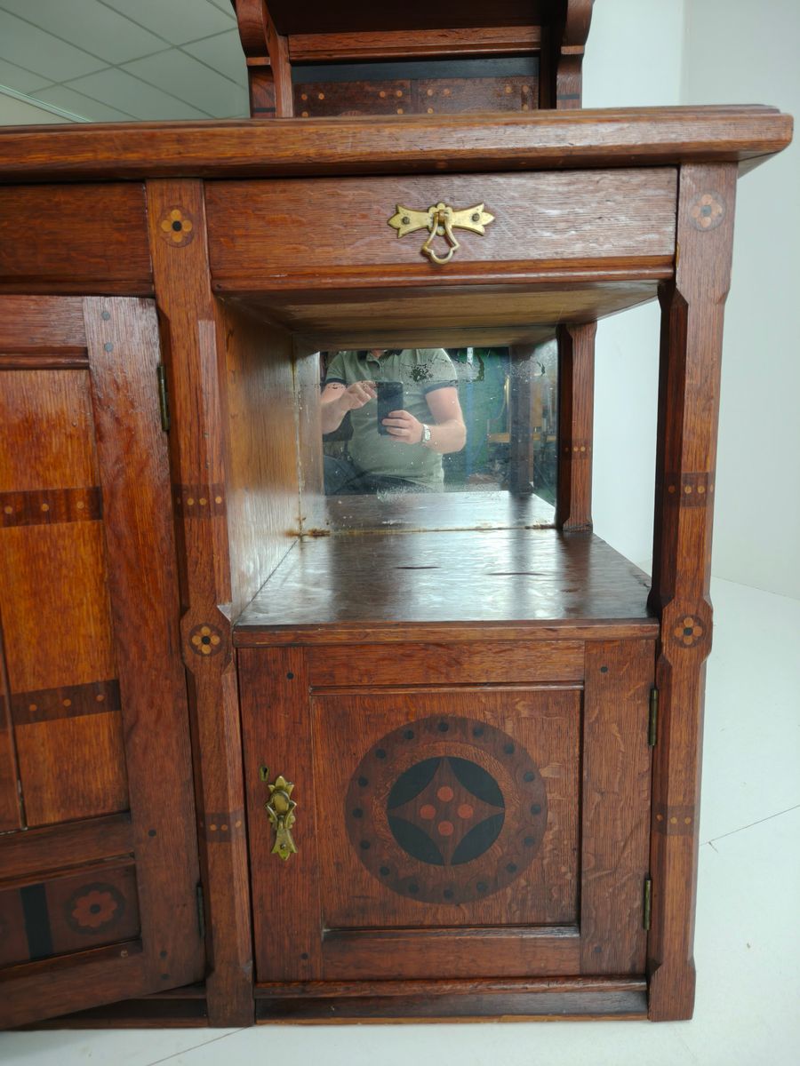 Zeldzaam 19e-eeuws Engels Arts & Crafts Eikenhouten Dressoir Van Pratt & Prince – Inlegwerk Met Zonnebloemmotie image 18