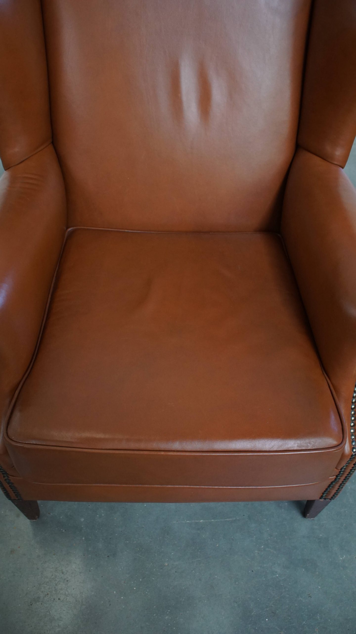 Stijlvolle En In Correcte Staat Verkerende Cognac Kleurige Rundleren Oorfauteuil In Engelse Stijl image 2