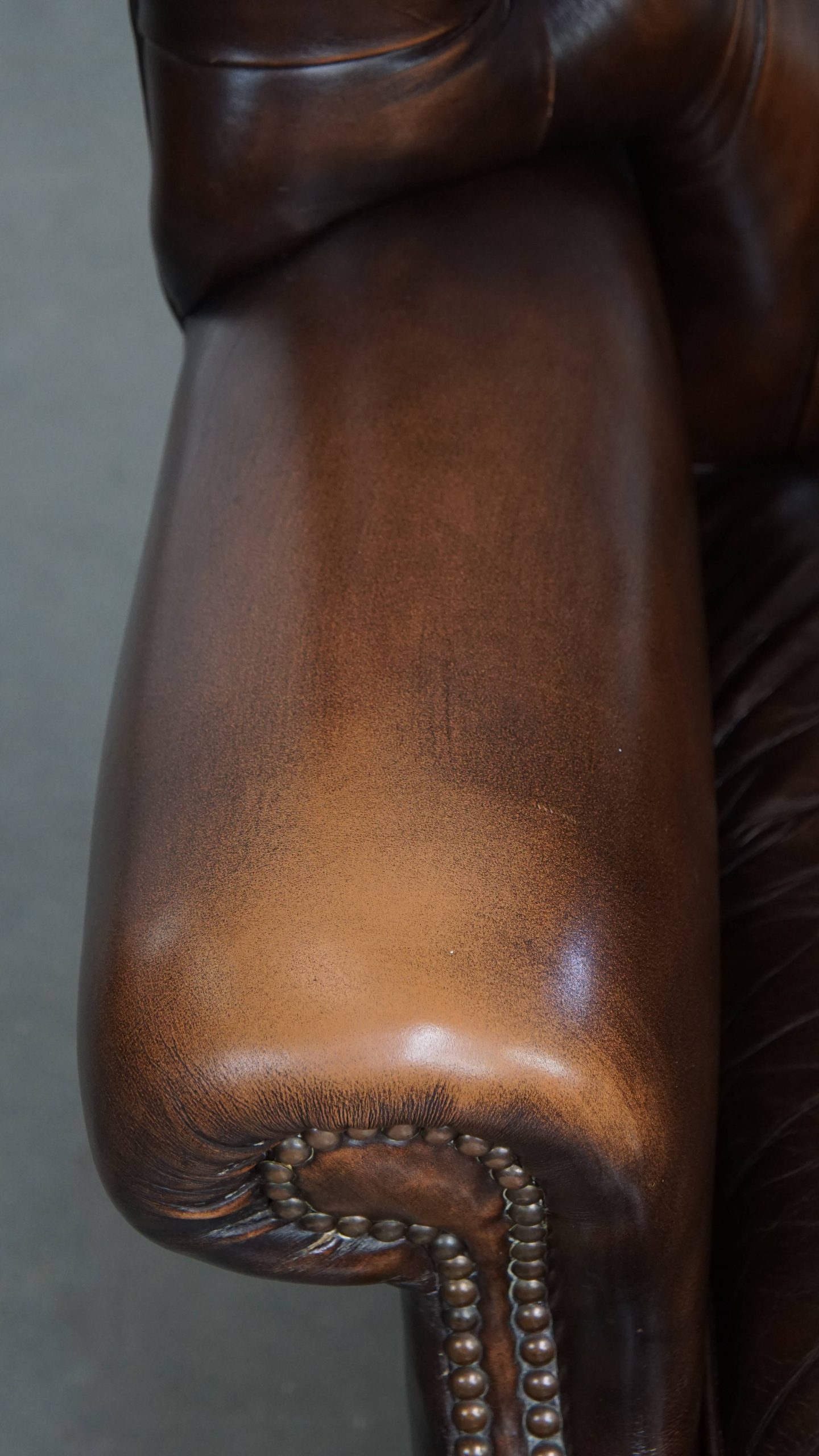 Donkerbruine, Sierlijke Rundleren Chesterfield Oorfauteuil In Een Klassieke Engelse Stijl image 12