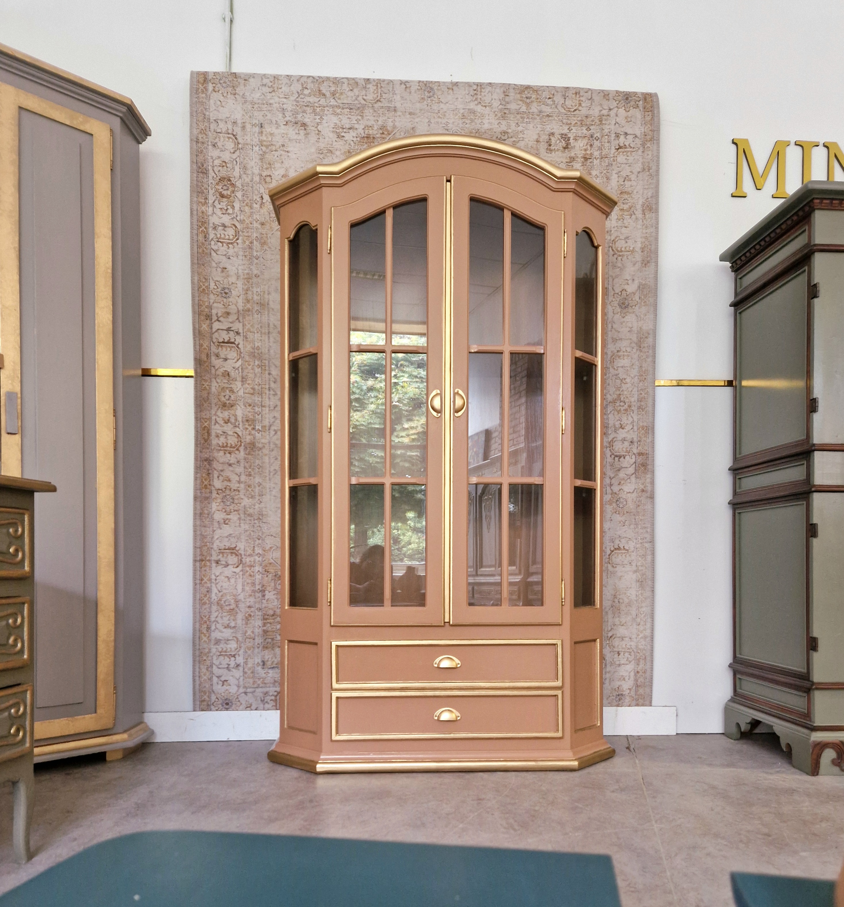 Vitrinekast In Zachte Perzikkleur En Goud image 8