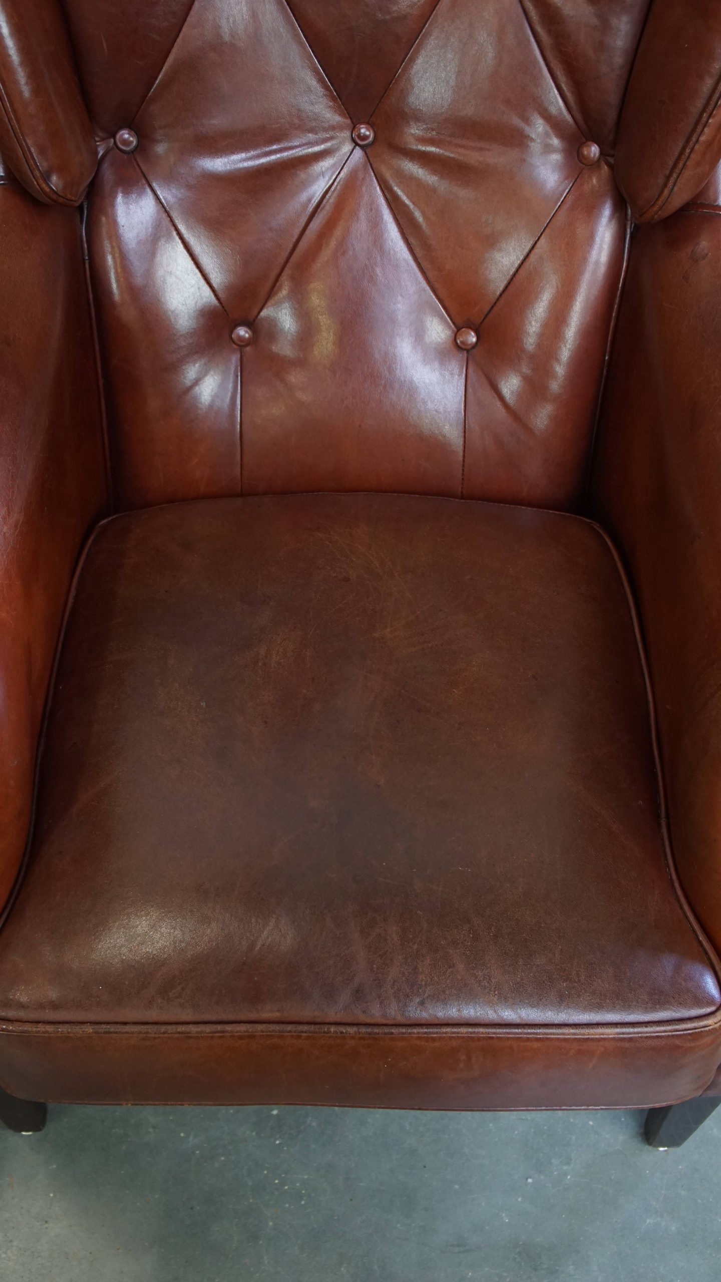 Comfortabele En Karaktervolle Set Van 2 Schapenleren Chesterfield Fauteuils Met Hocker image 8